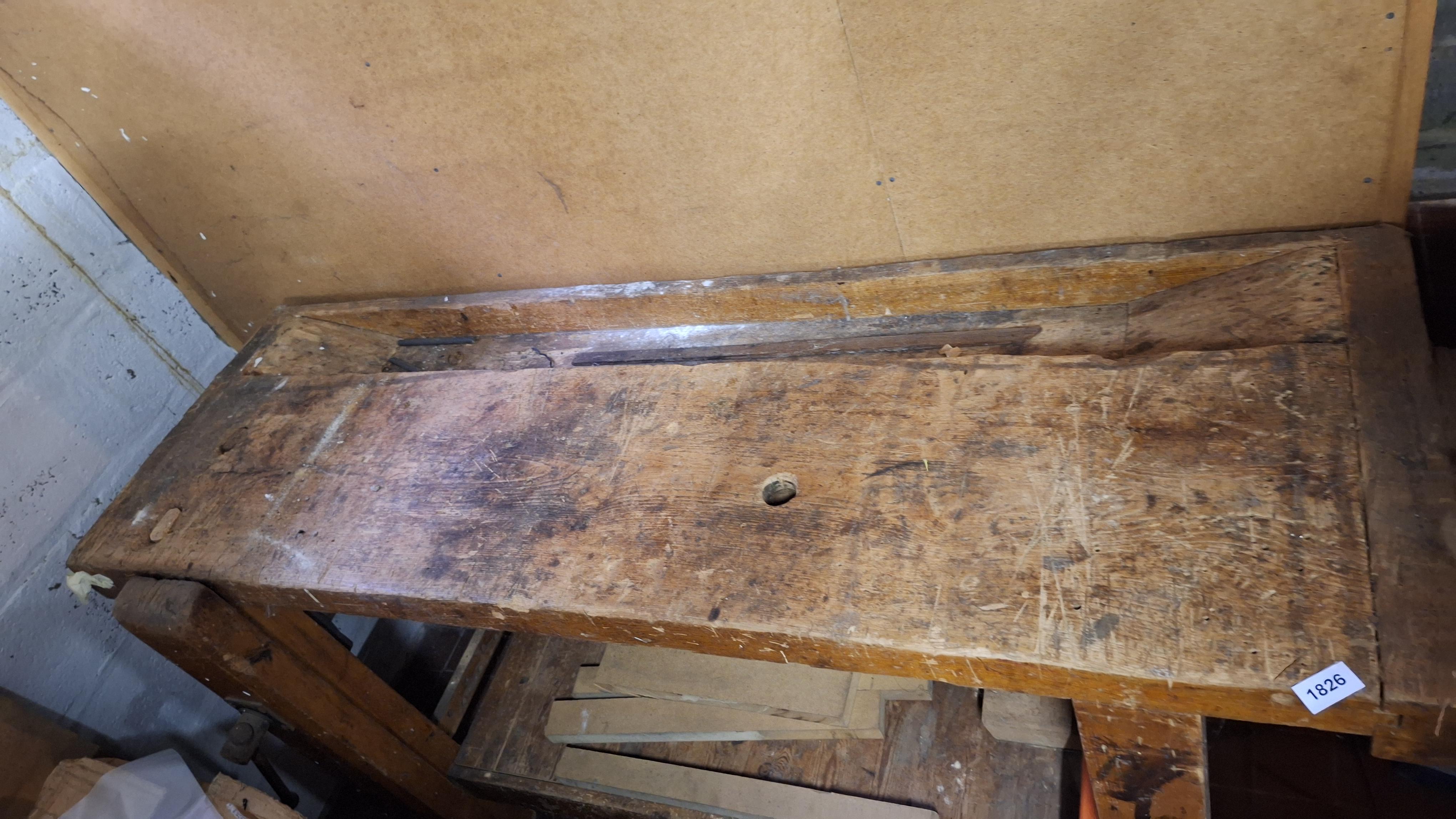 Klassieke houten timmermanswerkbank met ingebouwde bankschroef en onderplank – foto 2 – kavel bij Goeiendeal, Houthalen-Helchteren