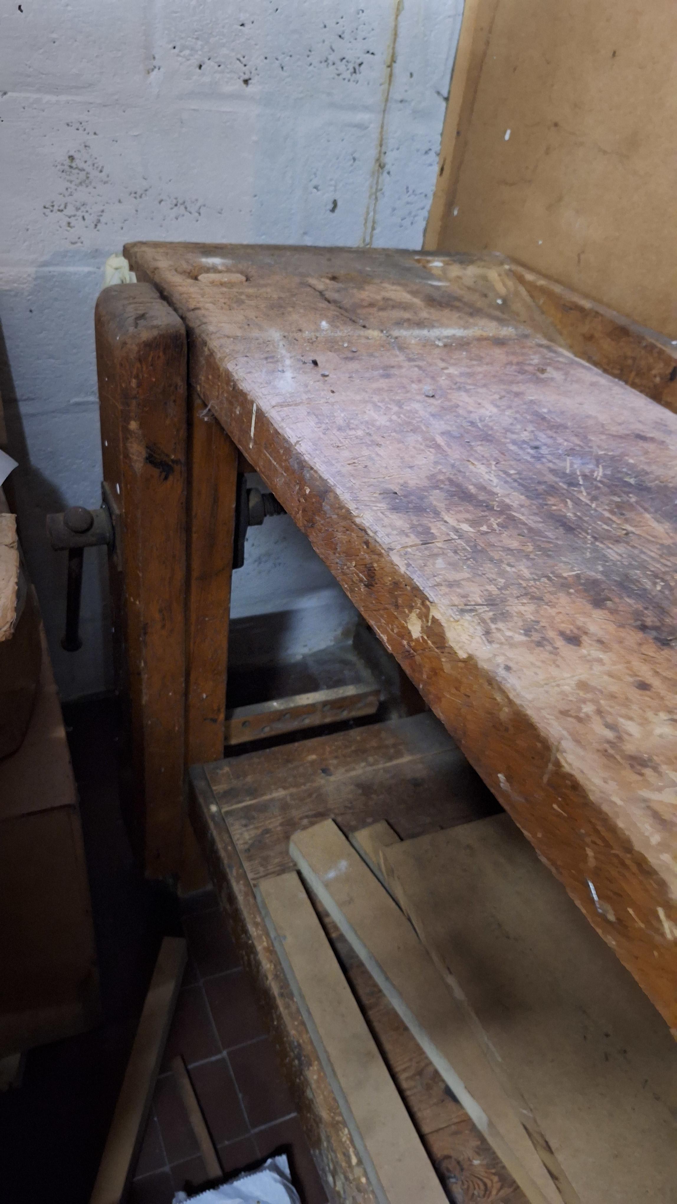 Klassieke houten timmermanswerkbank met ingebouwde bankschroef en onderplank – foto 3 – kavel bij Goeiendeal, Houthalen-Helchteren