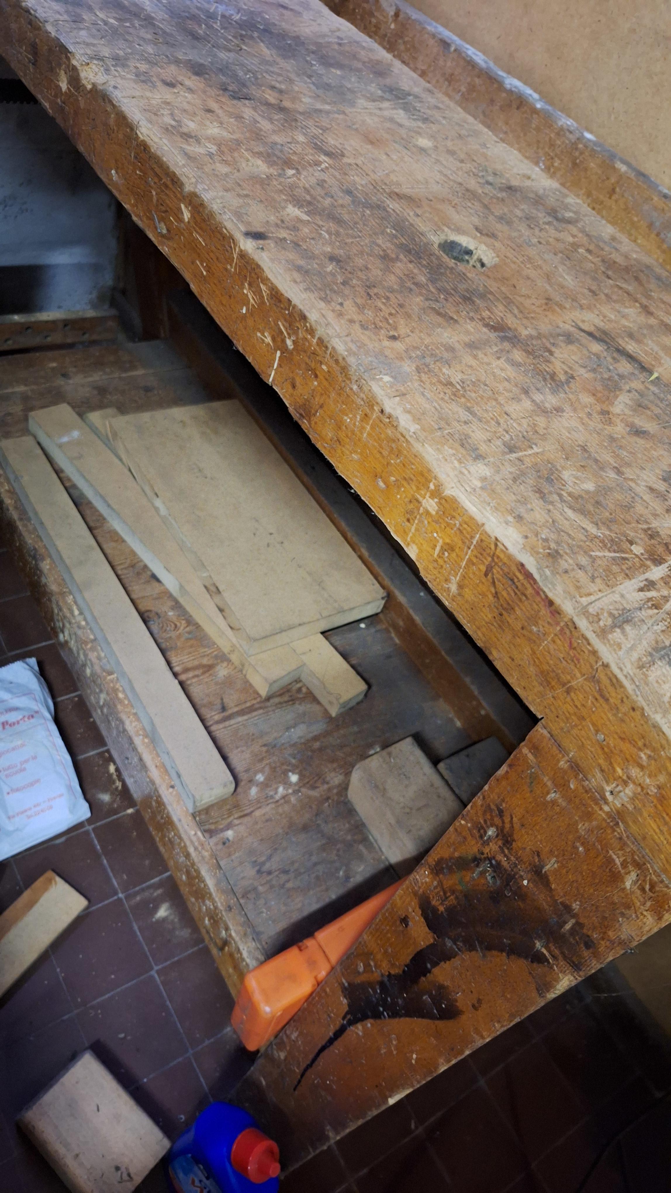 Klassieke houten timmermanswerkbank met ingebouwde bankschroef en onderplank – foto 4 – kavel bij Goeiendeal, Houthalen-Helchteren