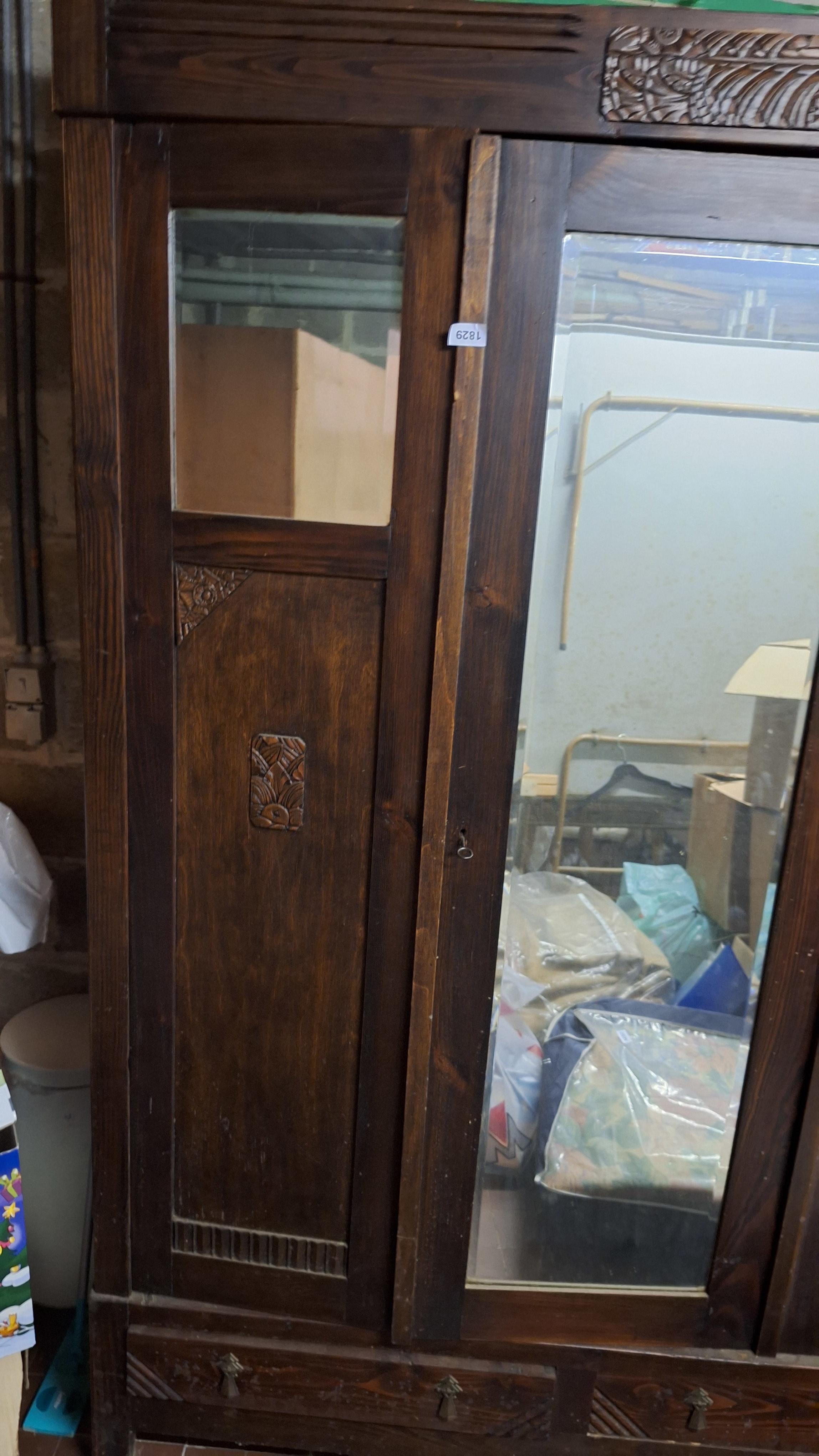 Grote antieke donkerhouten kledingkast met drie deuren, houtsnijwerk en passpiegel – foto 2 – kavel bij Goeiendeal, Houthalen-Helchteren