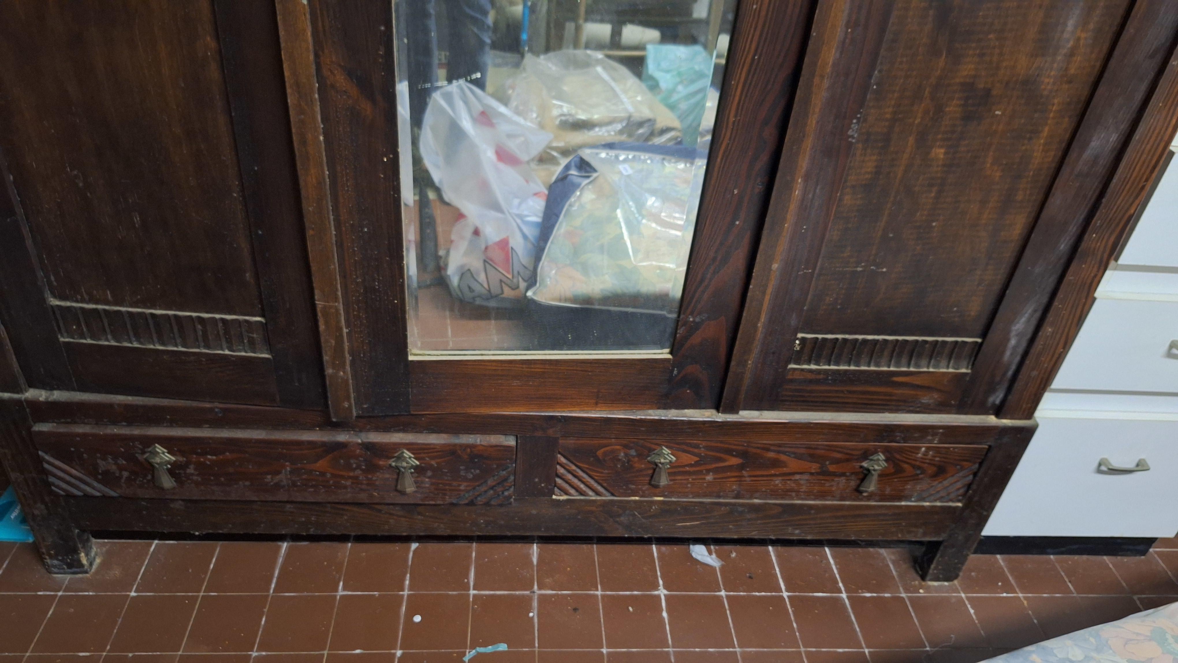 Grote antieke donkerhouten kledingkast met drie deuren, houtsnijwerk en passpiegel – foto 3 – kavel bij Goeiendeal, Houthalen-Helchteren