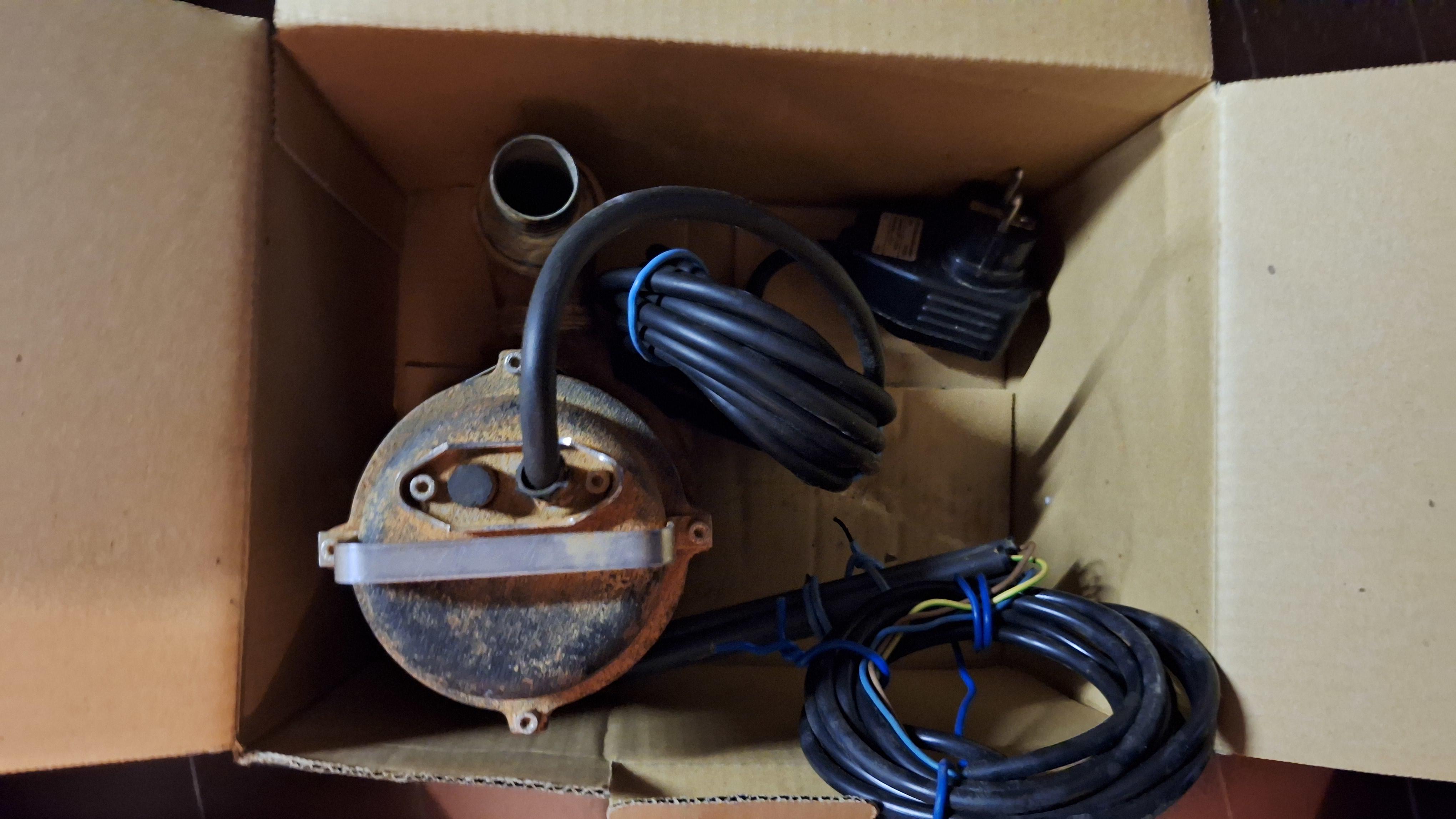 Elektrische dompelpomp in geopende kartonnen doos – foto 2 – kavel bij Goeiendeal, Houthalen-Helchteren