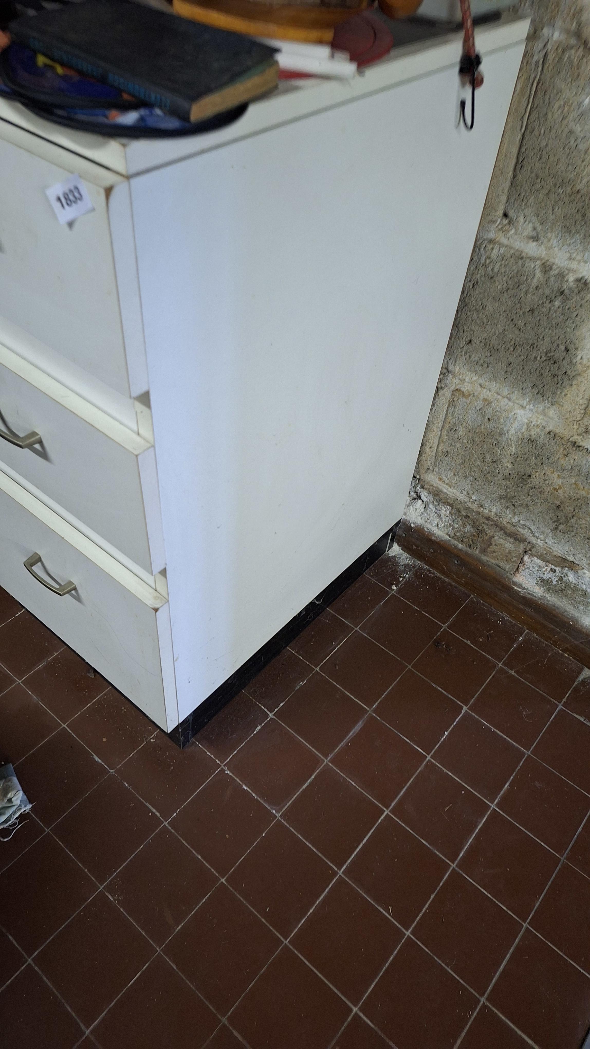 Wit bureau met aan weerszijden drie ladenblokken en metalen handgrepen – foto 2 – kavel bij Goeiendeal, Houthalen-Helchteren
