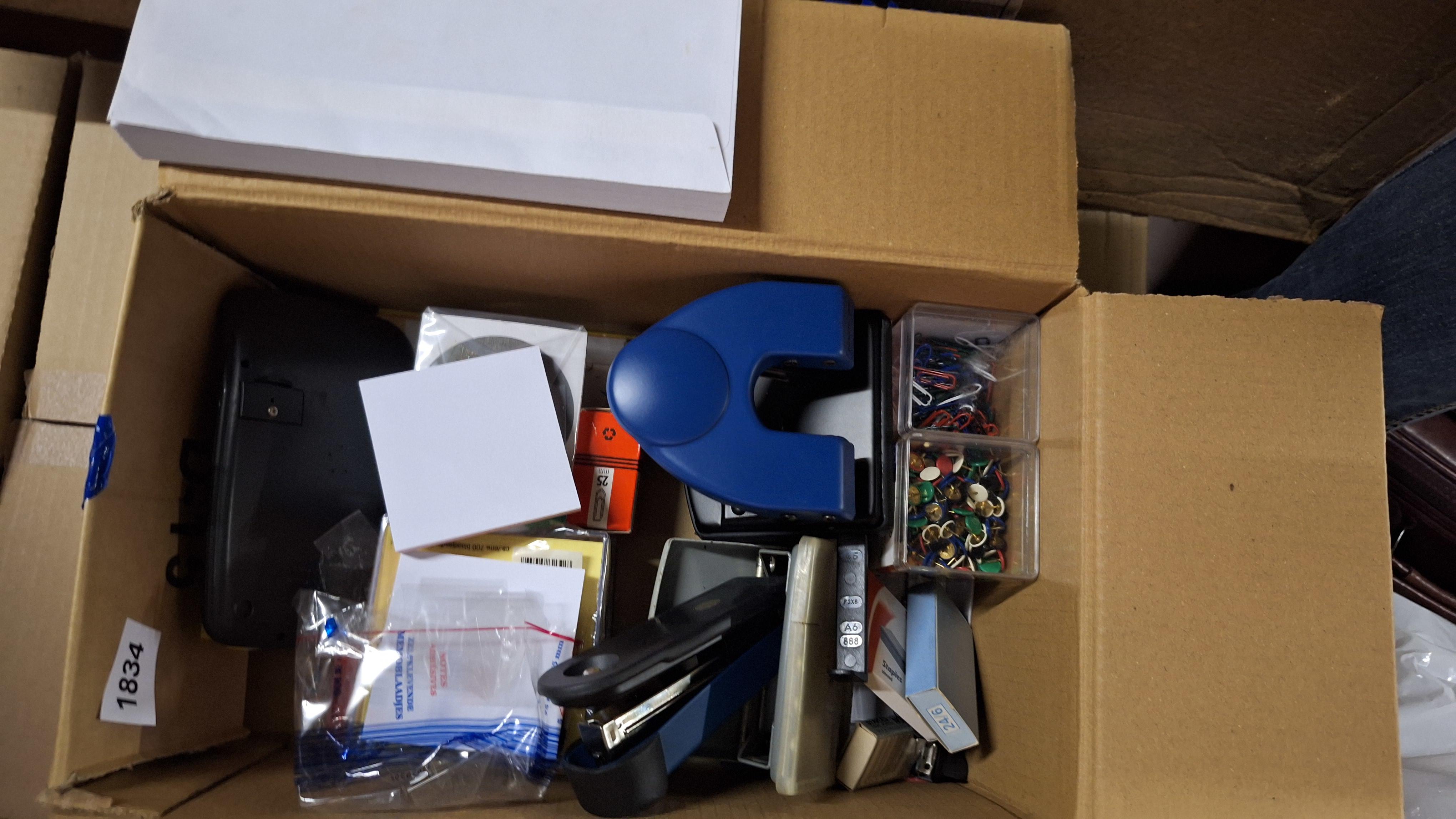 Kartonnen doos met diverse kantoorbenodigdheden zoals een perforator, nietmachine en paperclips – kavel bij Goeiendeal, Houthalen-Helchteren