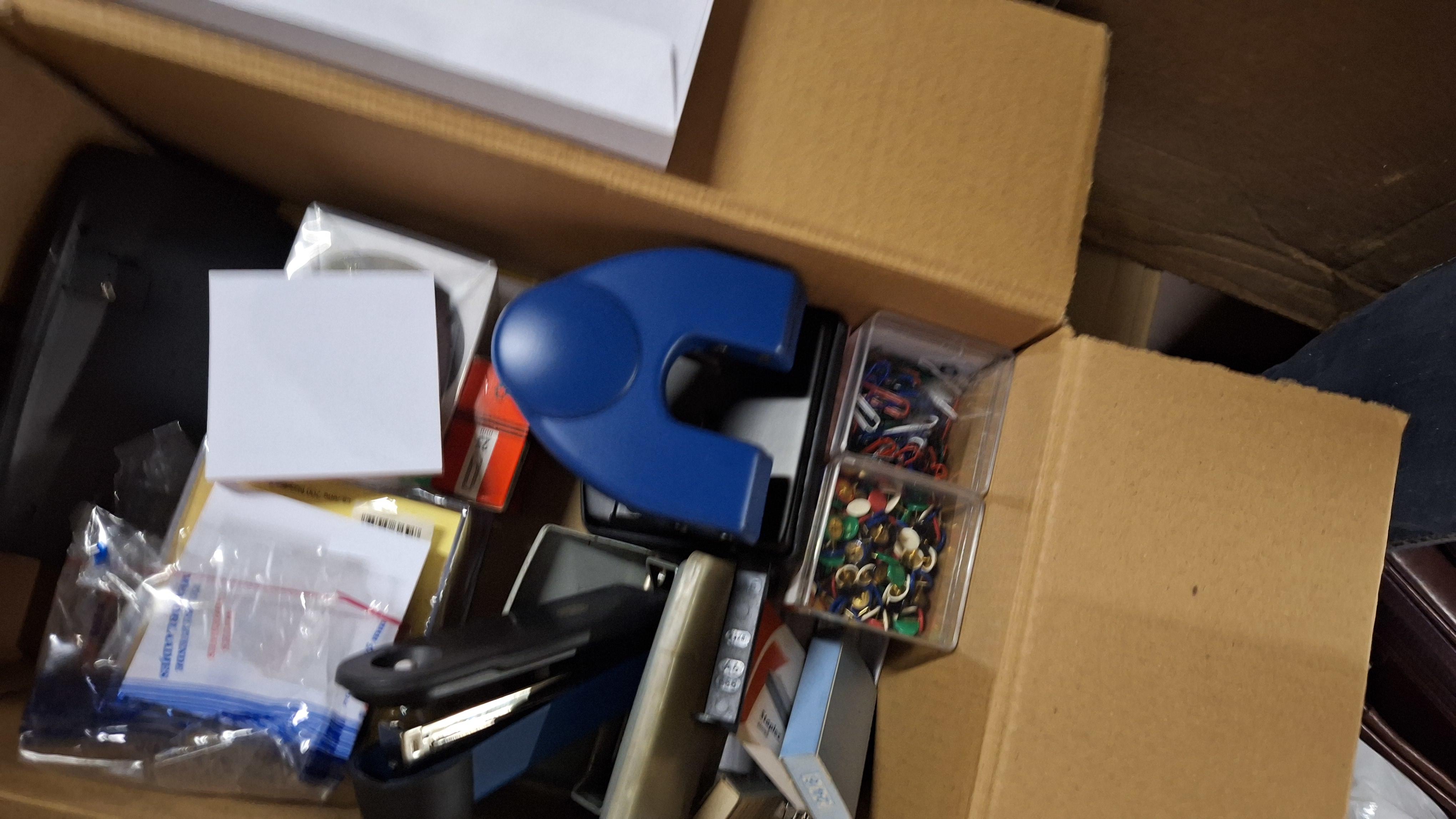 Kartonnen doos met diverse kantoorbenodigdheden zoals een perforator, nietmachine en paperclips – foto 2 – kavel bij Goeiendeal, Houthalen-Helchteren