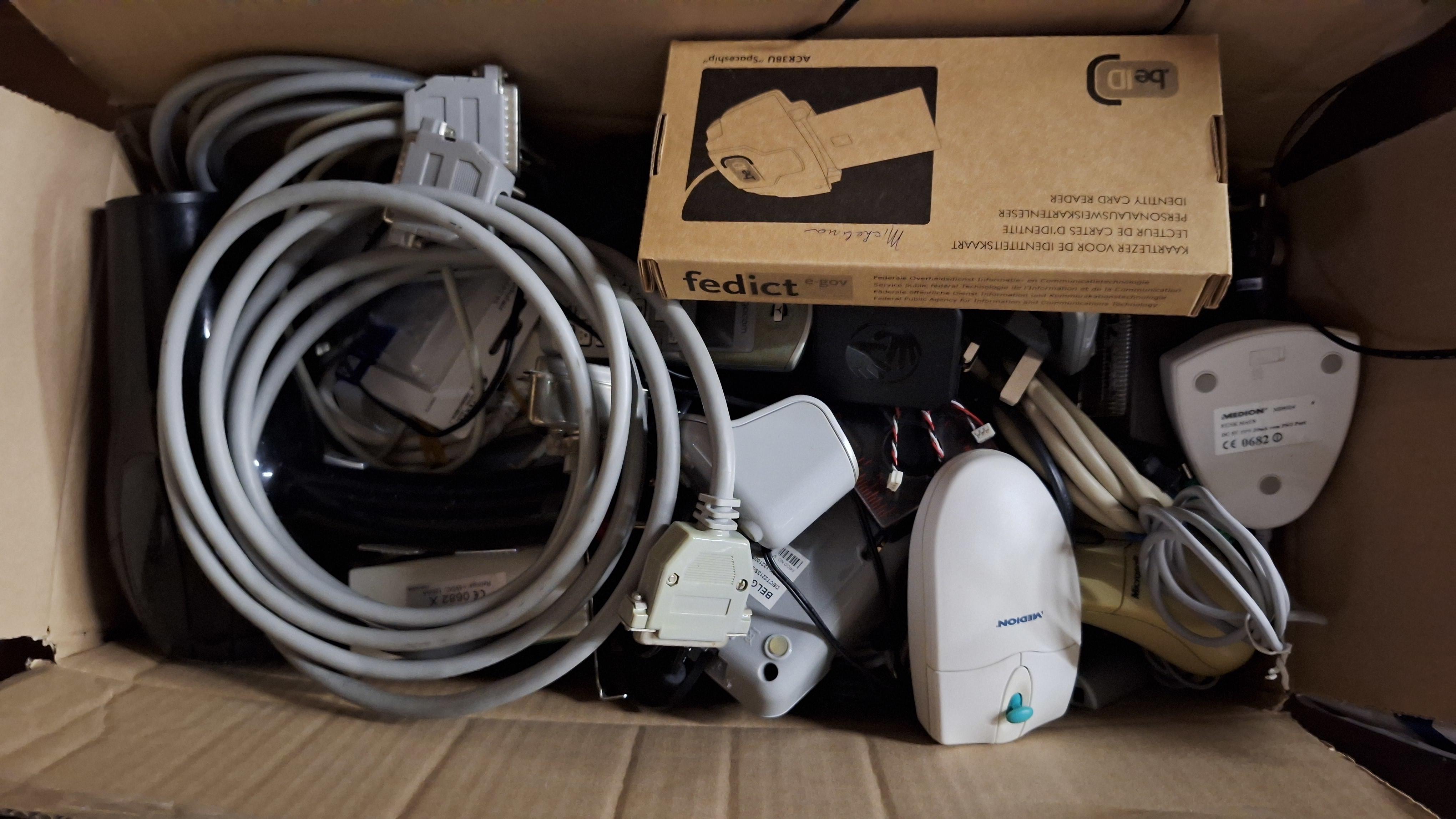 Kartonnen doos met diverse computerkabels, computermuizen en een beID kaartlezer in originele verpakking – foto 3 – kavel bij Goeiendeal, Houthalen-Helchteren