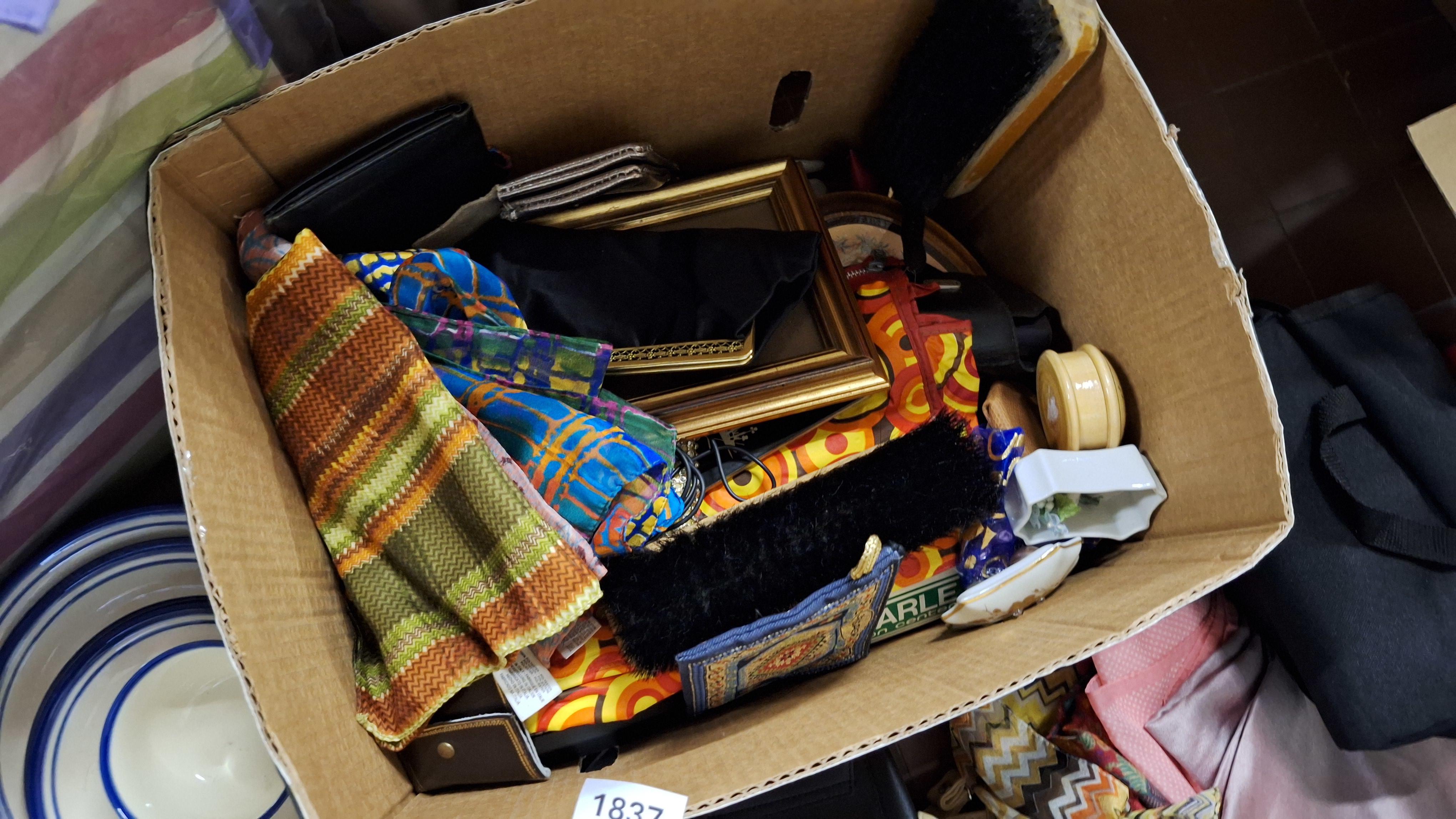 Grote doos en losse tassen met diverse sjaals, handtassen, serviesgoed en decoratie – foto 2 – kavel bij Goeiendeal, Houthalen-Helchteren