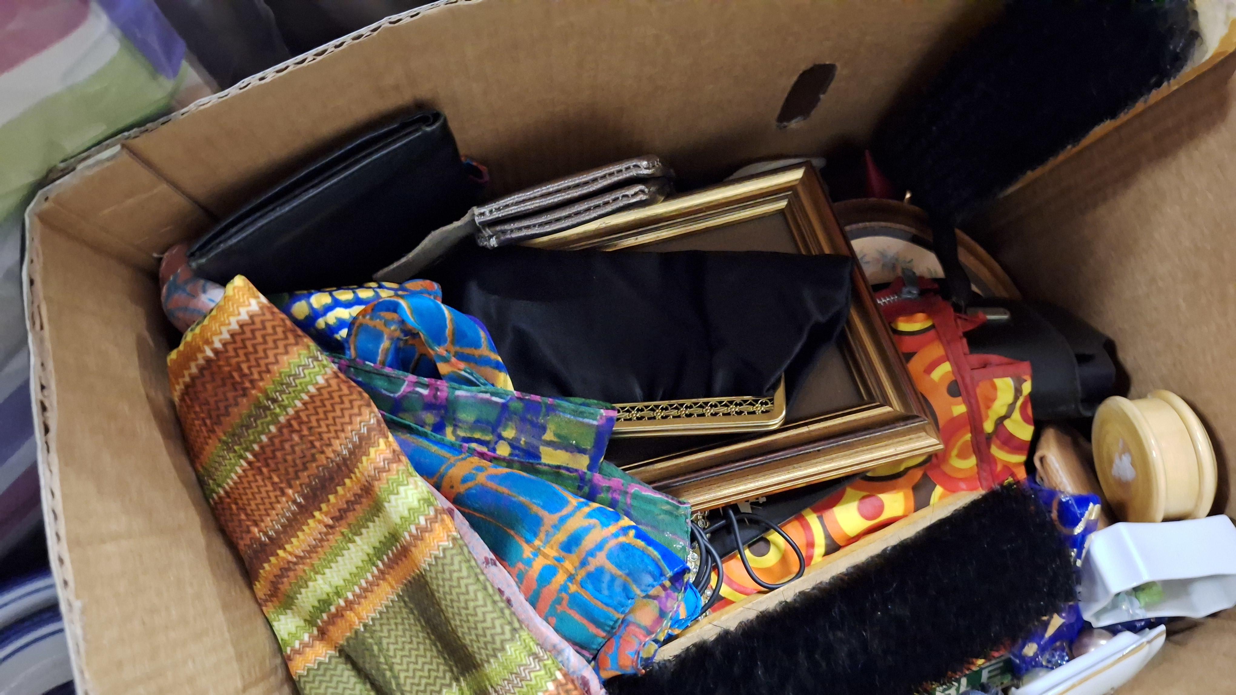 Grote doos en losse tassen met diverse sjaals, handtassen, serviesgoed en decoratie – foto 4 – kavel bij Goeiendeal, Houthalen-Helchteren