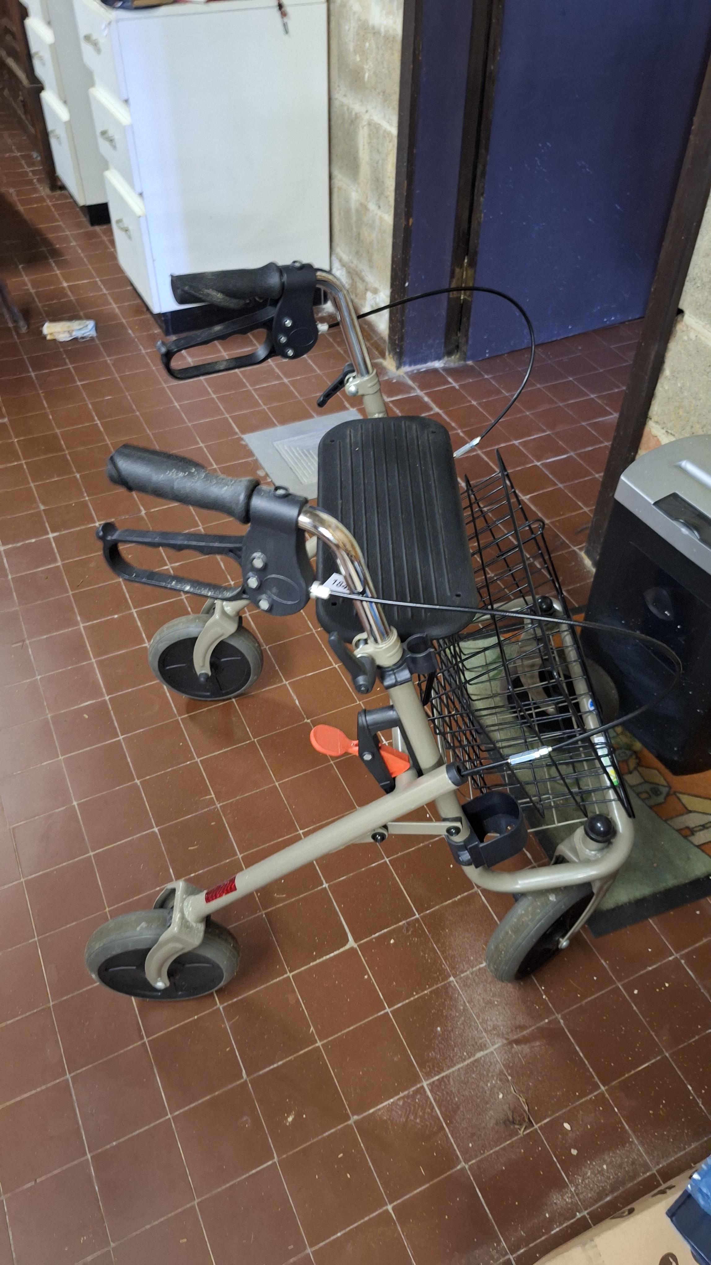 Medische rollator met zitting en metalen mandje aan de voorzijde – kavel bij Goeiendeal, Houthalen-Helchteren