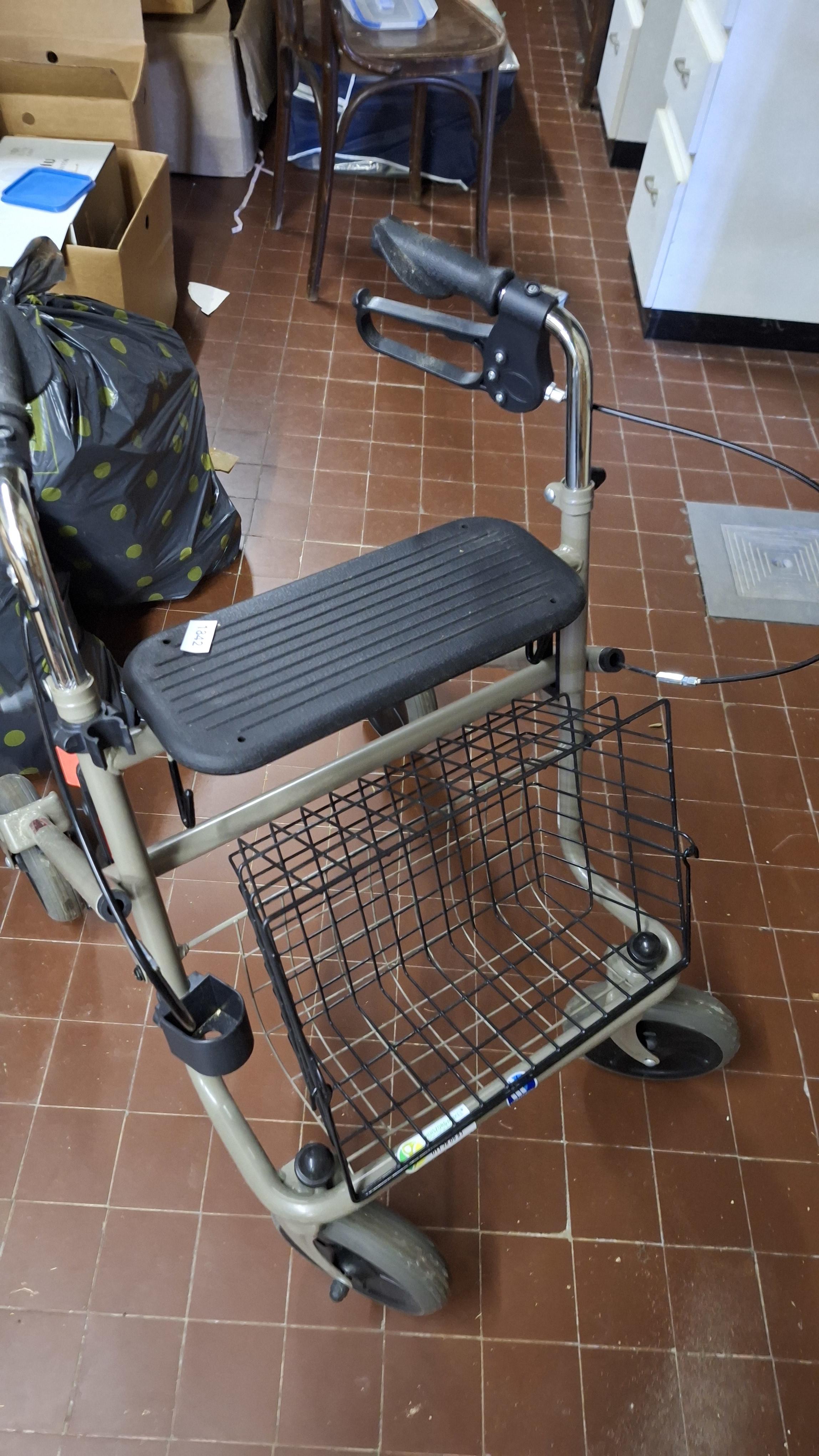 Medische rollator met zitting en metalen mandje aan de voorzijde – foto 2 – kavel bij Goeiendeal, Houthalen-Helchteren