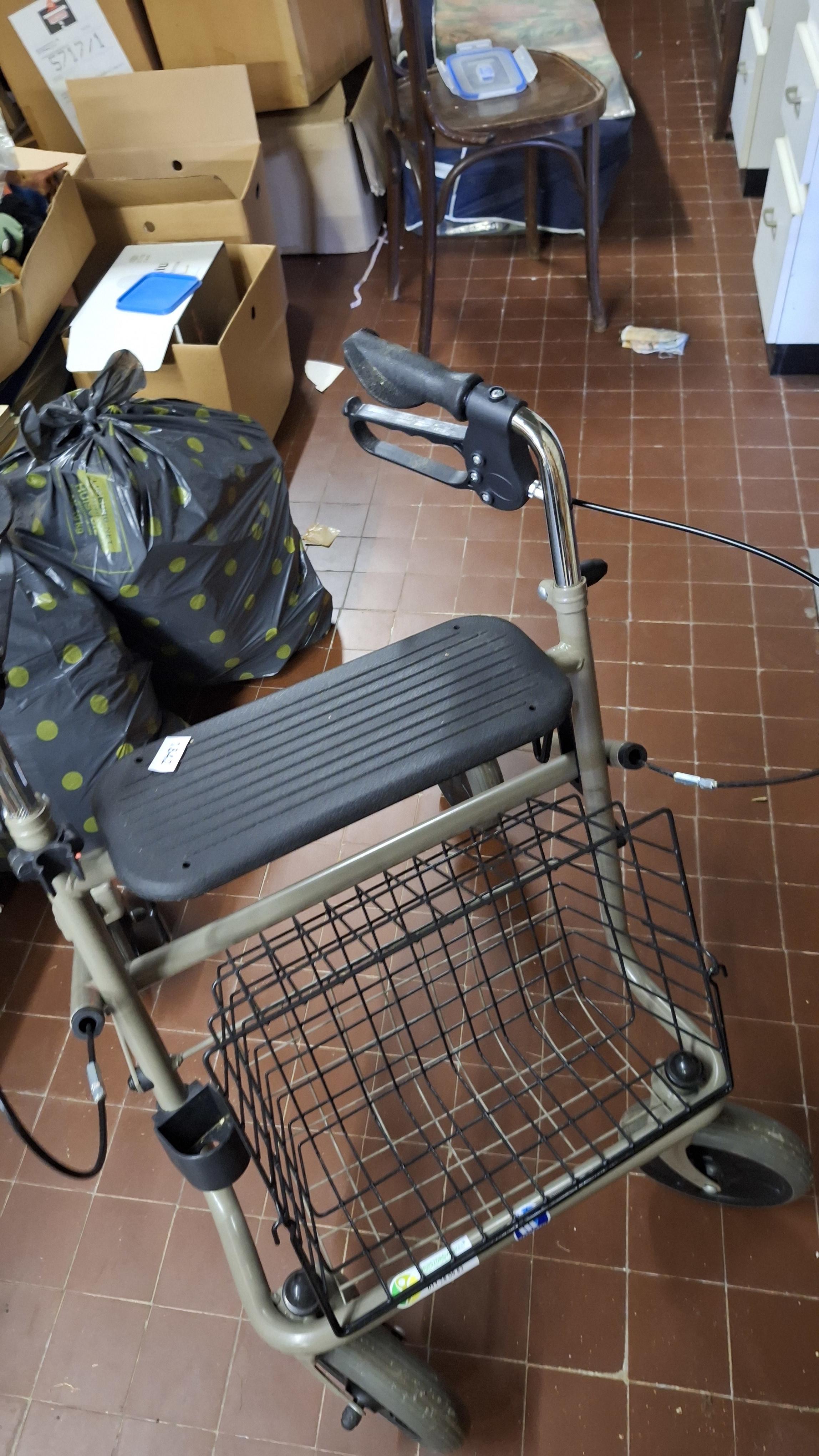 Medische rollator met zitting en metalen mandje aan de voorzijde – foto 3 – kavel bij Goeiendeal, Houthalen-Helchteren