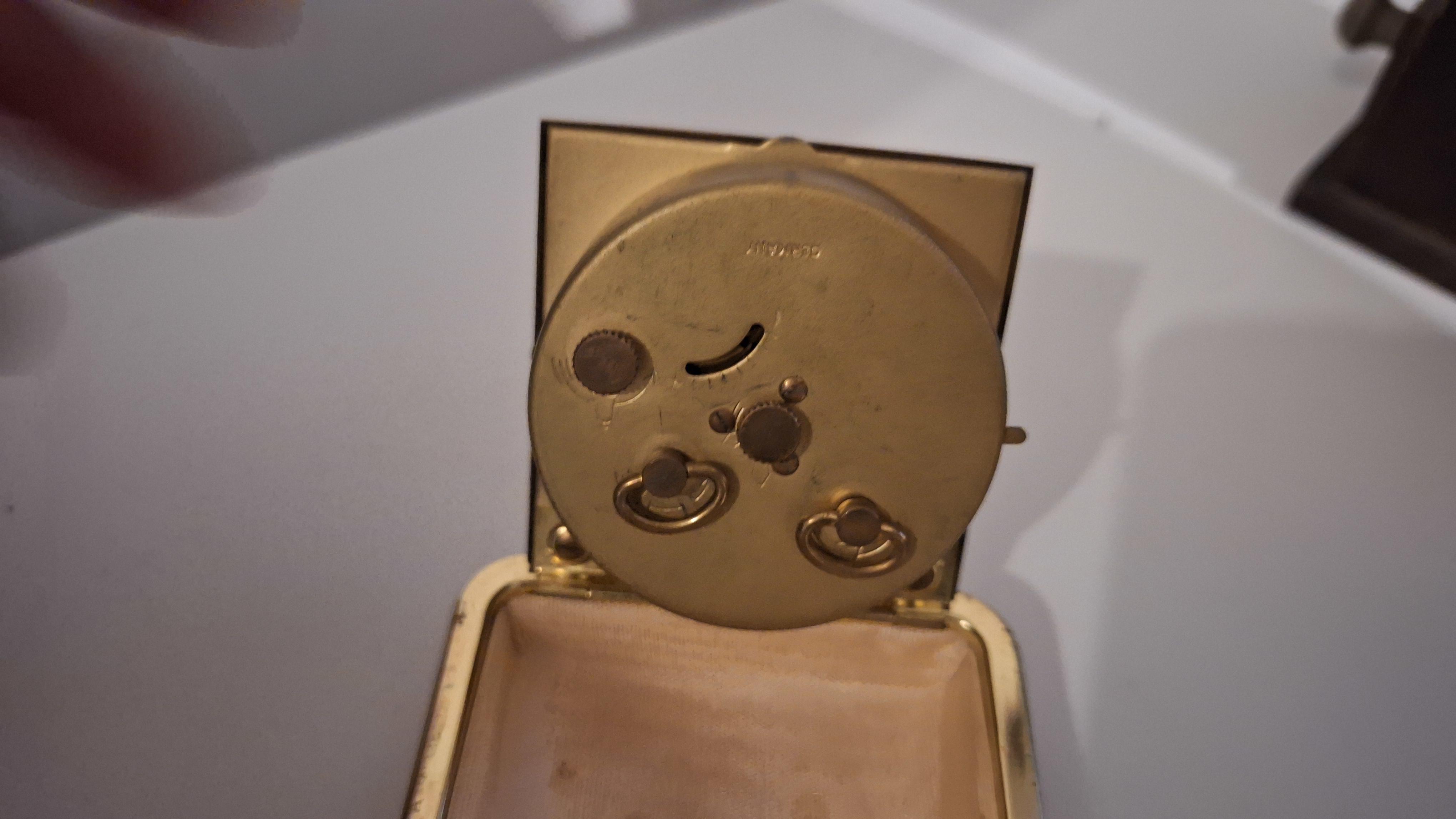 Ruhla vintage mechanische reiswekker in een klapbare bruine kunstlederen behuizing – foto 3 – kavel bij Goeiendeal, Houthalen-Helchteren