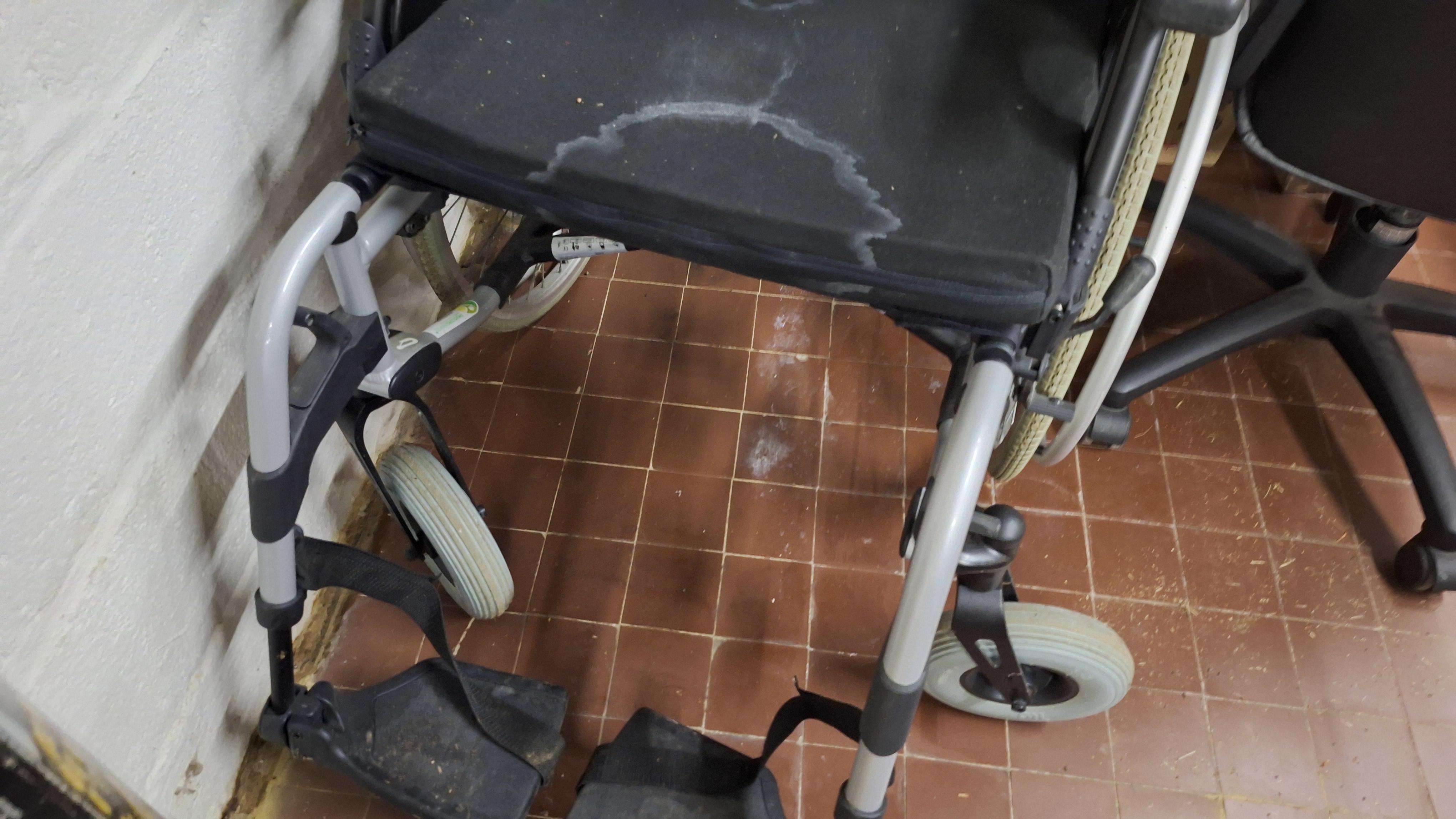 Opvouwbare handbewogen rolstoel met zwarte bekleding en grijze voetsteunen – foto 2 – kavel bij Goeiendeal, Houthalen-Helchteren