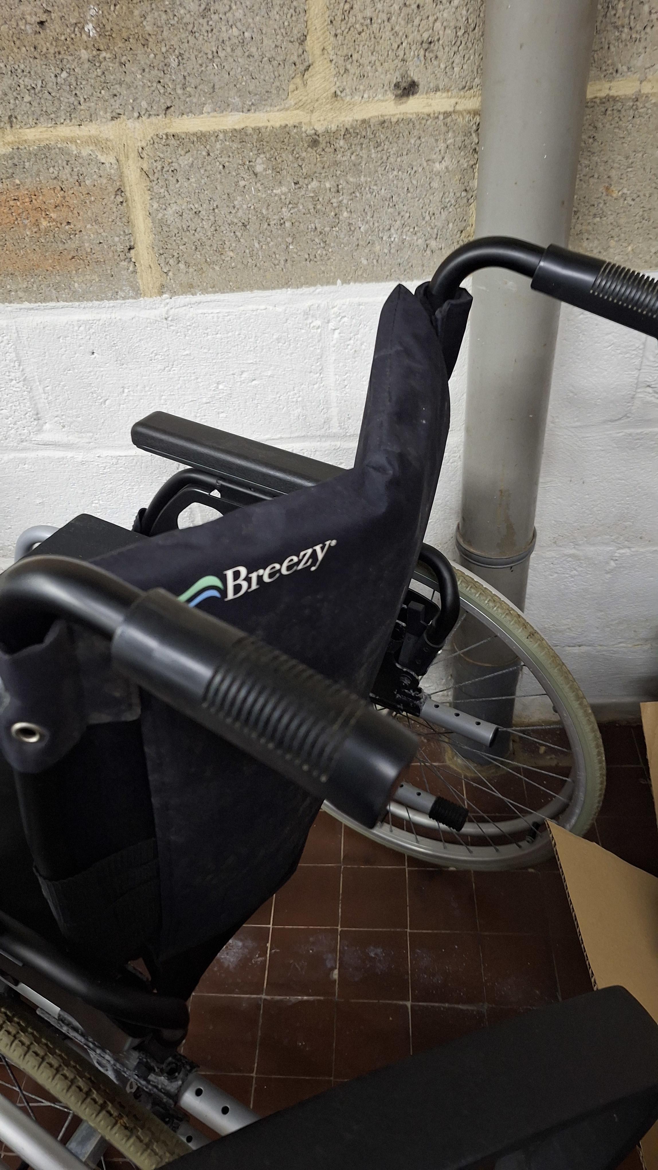 Opvouwbare handbewogen rolstoel met zwarte bekleding en grijze voetsteunen – foto 3 – kavel bij Goeiendeal, Houthalen-Helchteren
