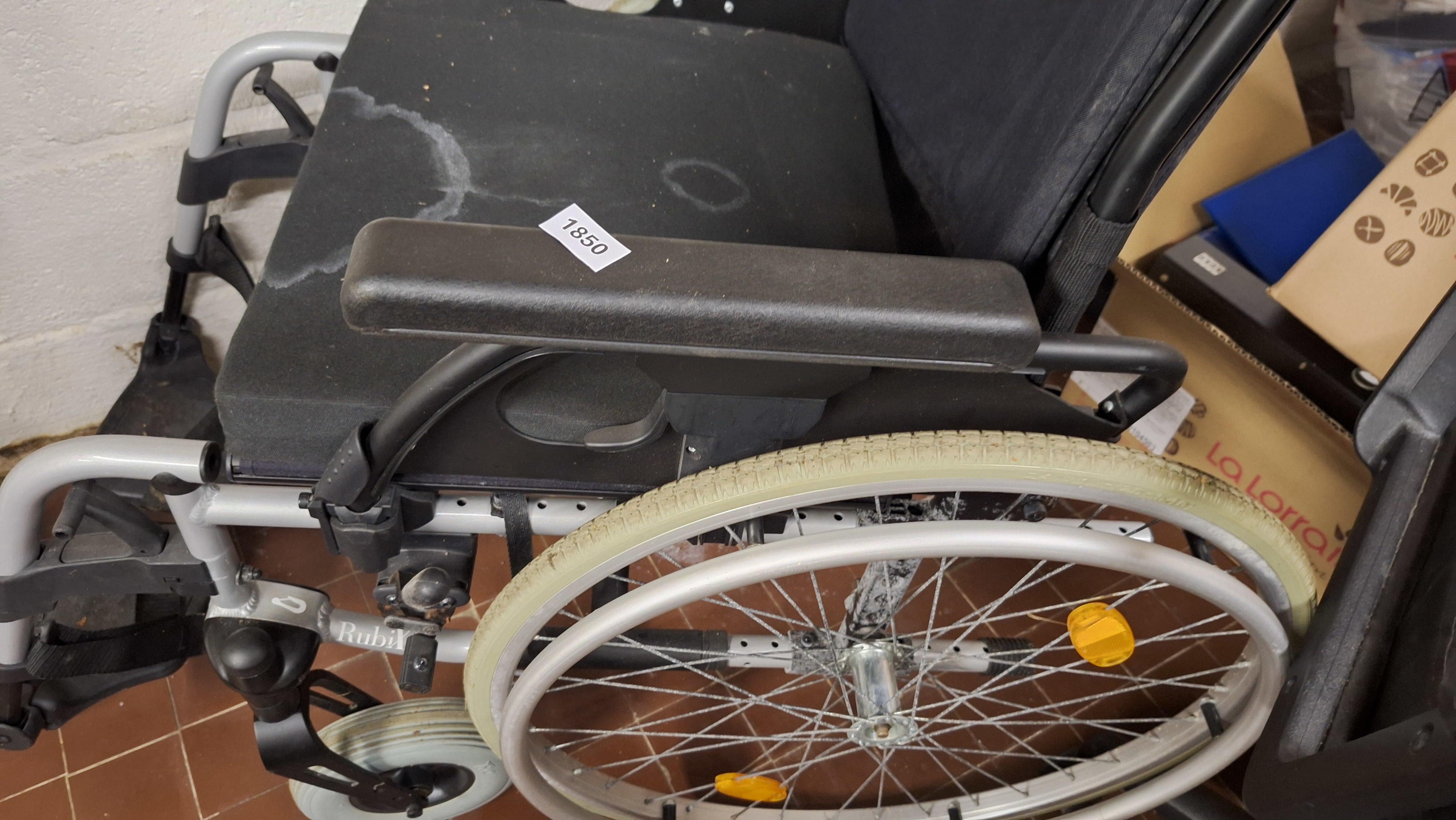 Opvouwbare handbewogen rolstoel met zwarte bekleding en grijze voetsteunen – foto 4 – kavel bij Goeiendeal, Houthalen-Helchteren