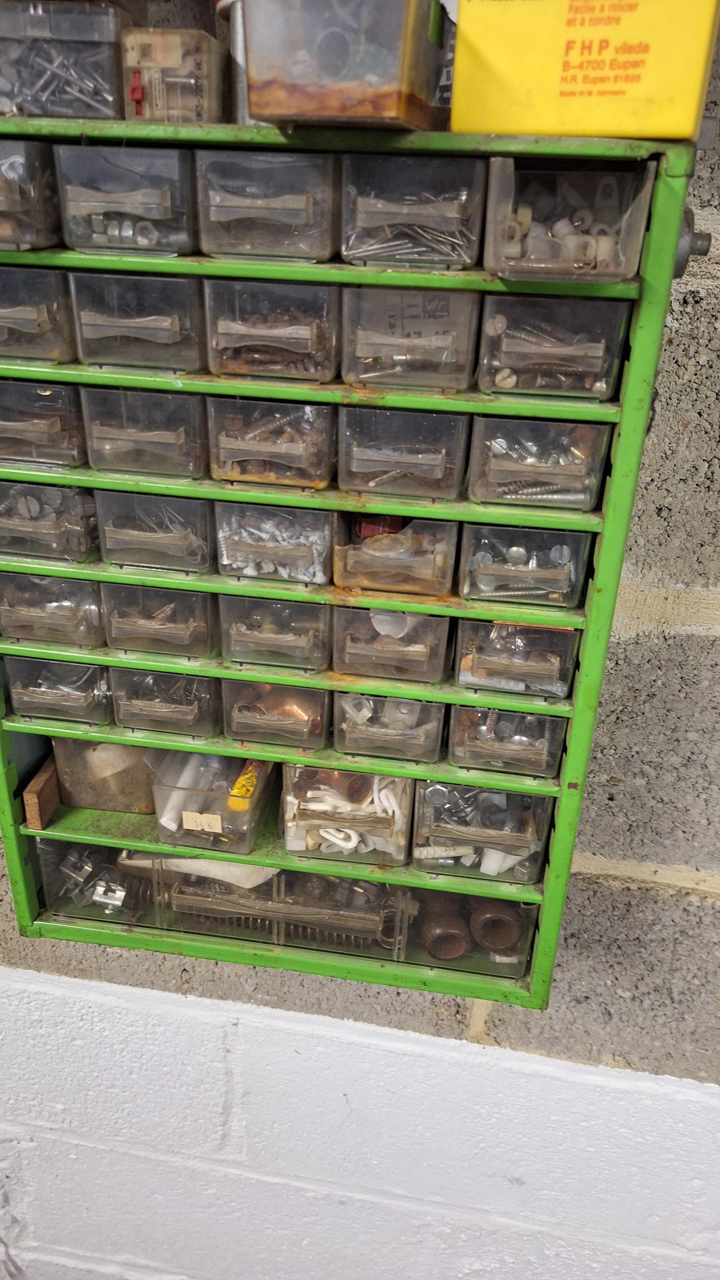 Groen metalen wandmagazijnkastje met transparante plastic sorteerbakjes gevuld met schroeven en moeren – foto 2 – kavel bij Goeiendeal, Houthalen-Helchteren