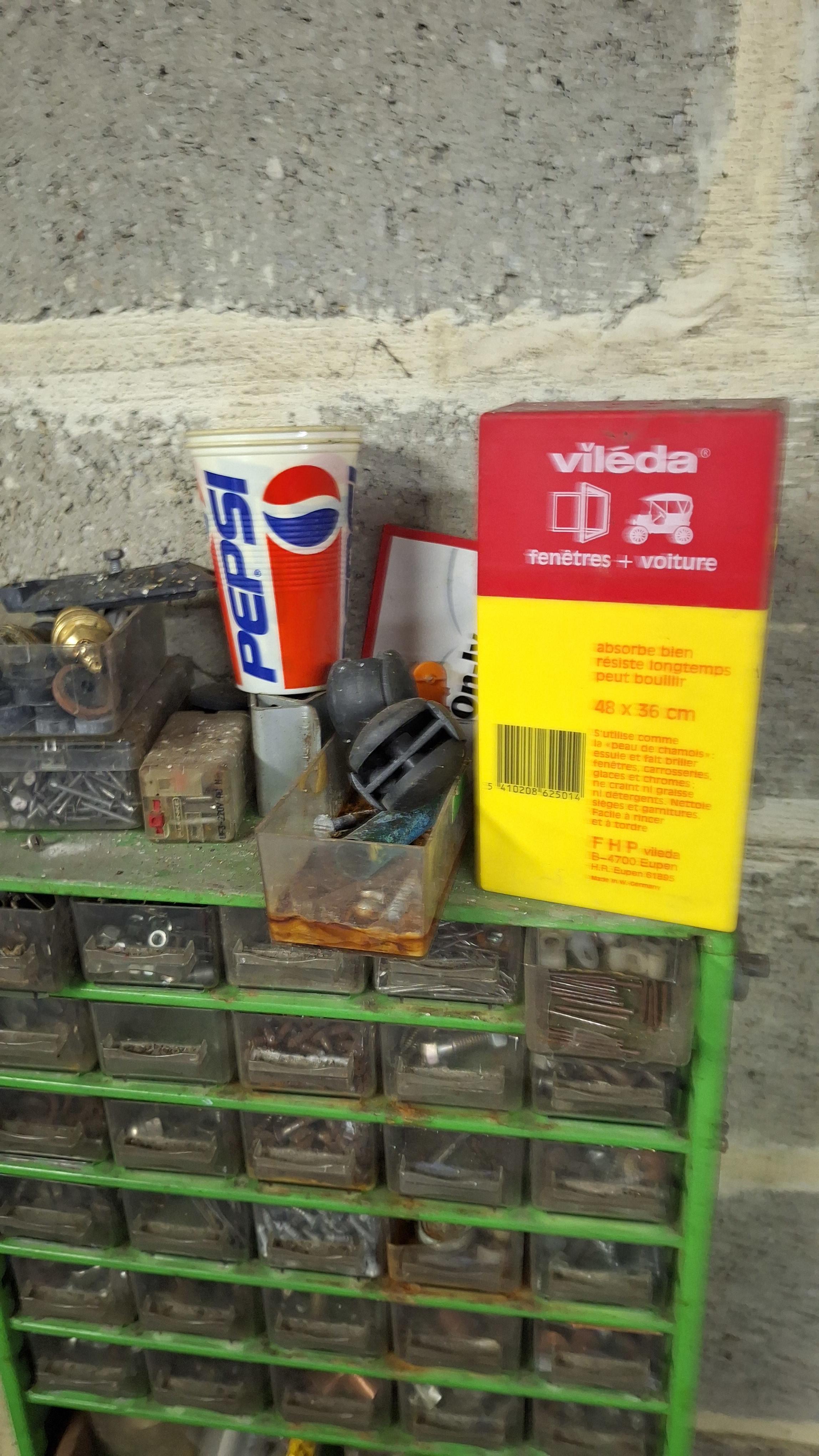 Groen metalen wandmagazijnkastje met transparante plastic sorteerbakjes gevuld met schroeven en moeren – foto 3 – kavel bij Goeiendeal, Houthalen-Helchteren