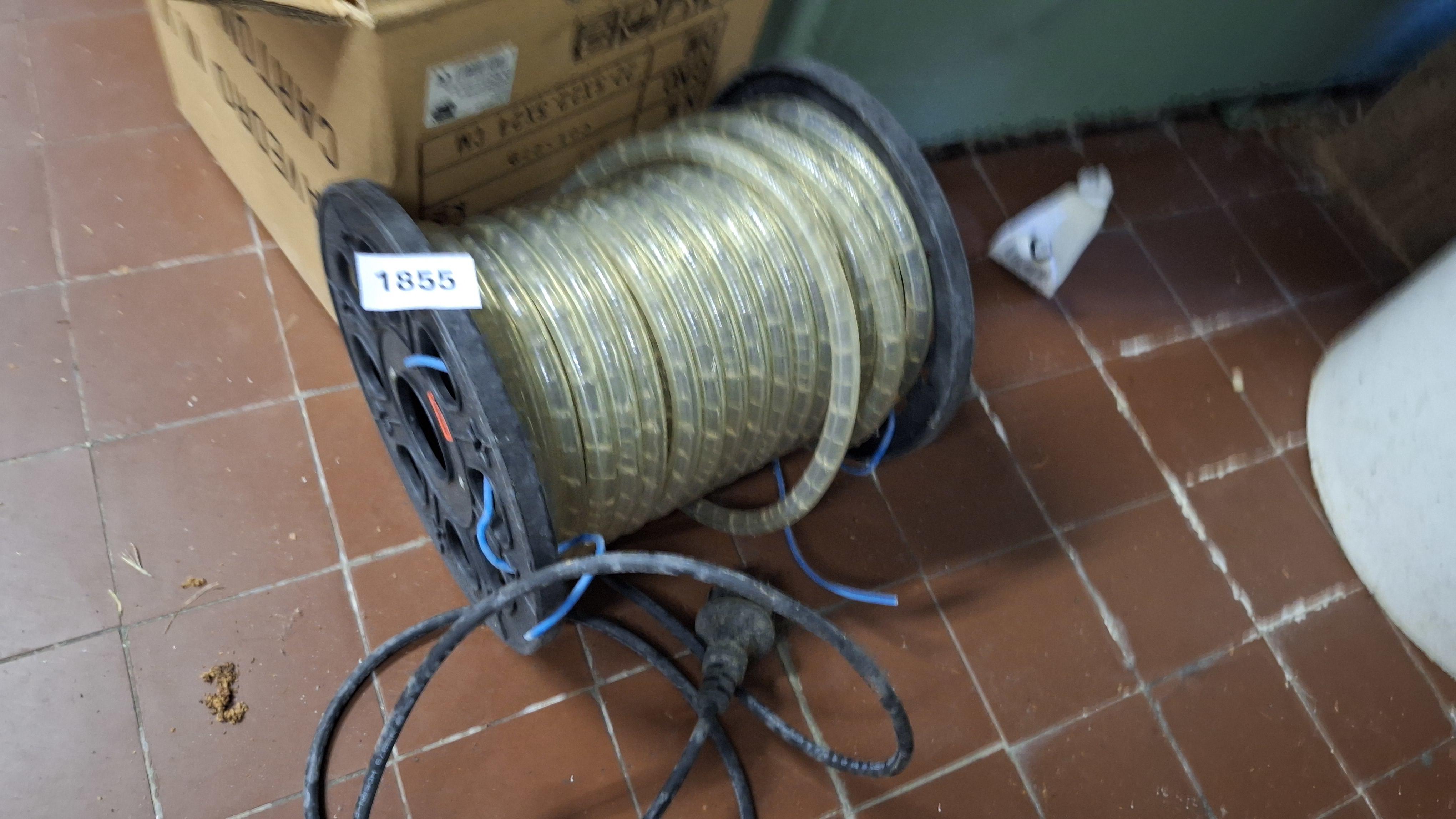 Lichtslang op kunststof haspel geplaatst naast een geopende kartonnen doos – foto 2 – kavel bij Goeiendeal, Houthalen-Helchteren