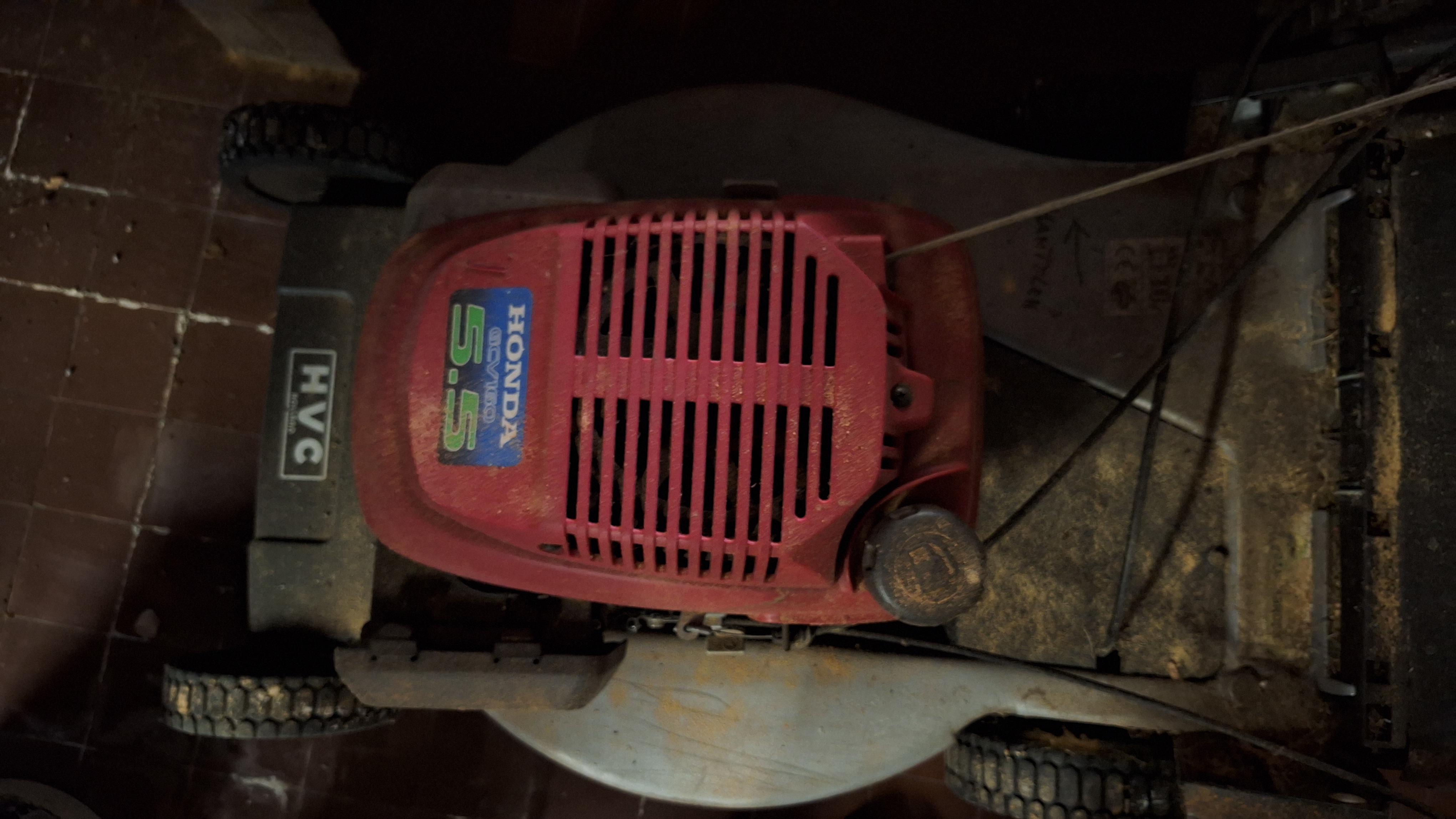 Benzine grasmaaier uitgerust met een Honda 5.5 motor en een textielen opvangzak aan de achterzijde – foto 3 – kavel bij Goeiendeal, Houthalen-Helchteren