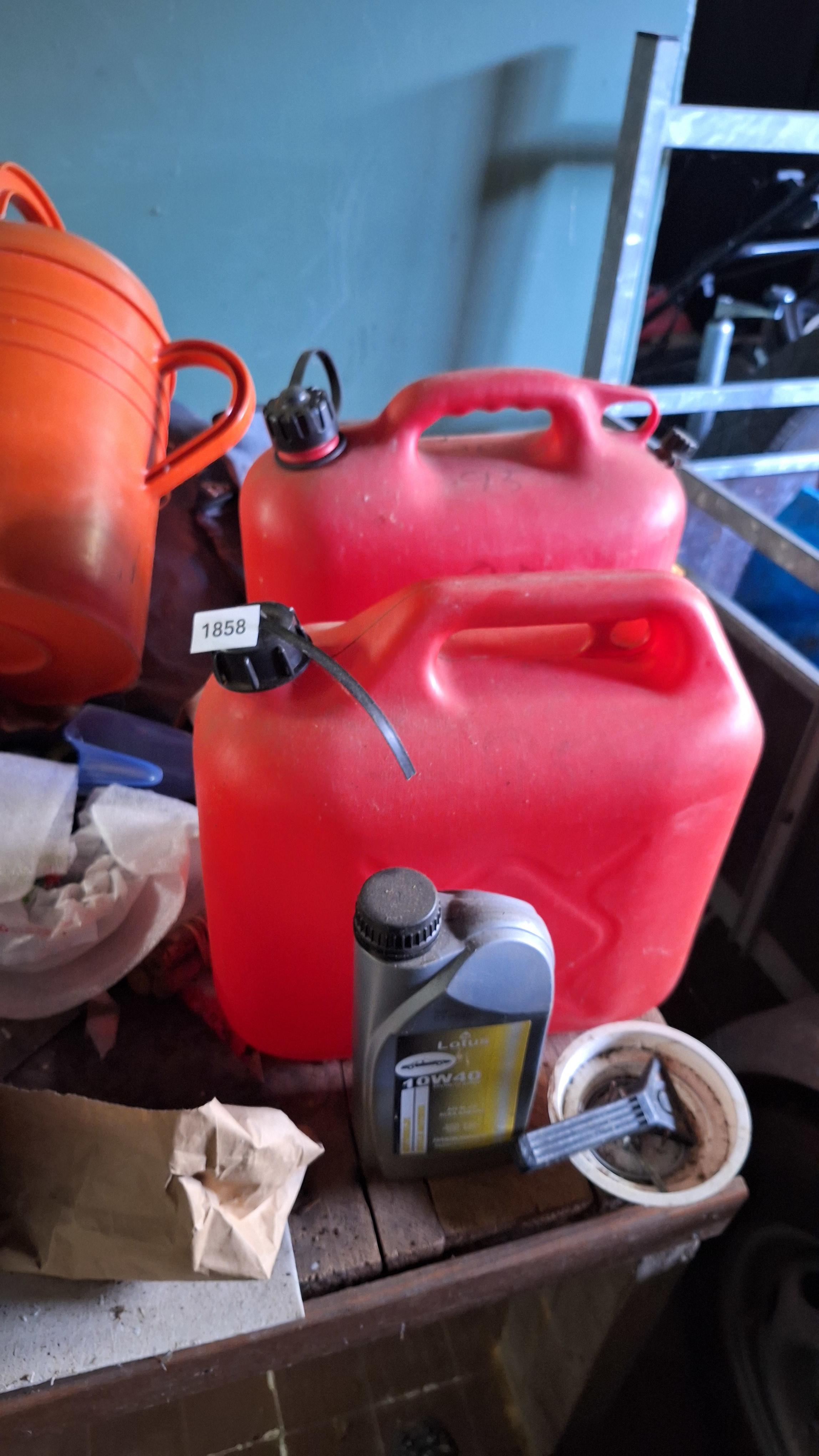 Twee rode kunststof benzine-of reservetanks inclusief een grote oranje gieter en flacon motorolie – foto 2 – kavel bij Goeiendeal, Houthalen-Helchteren