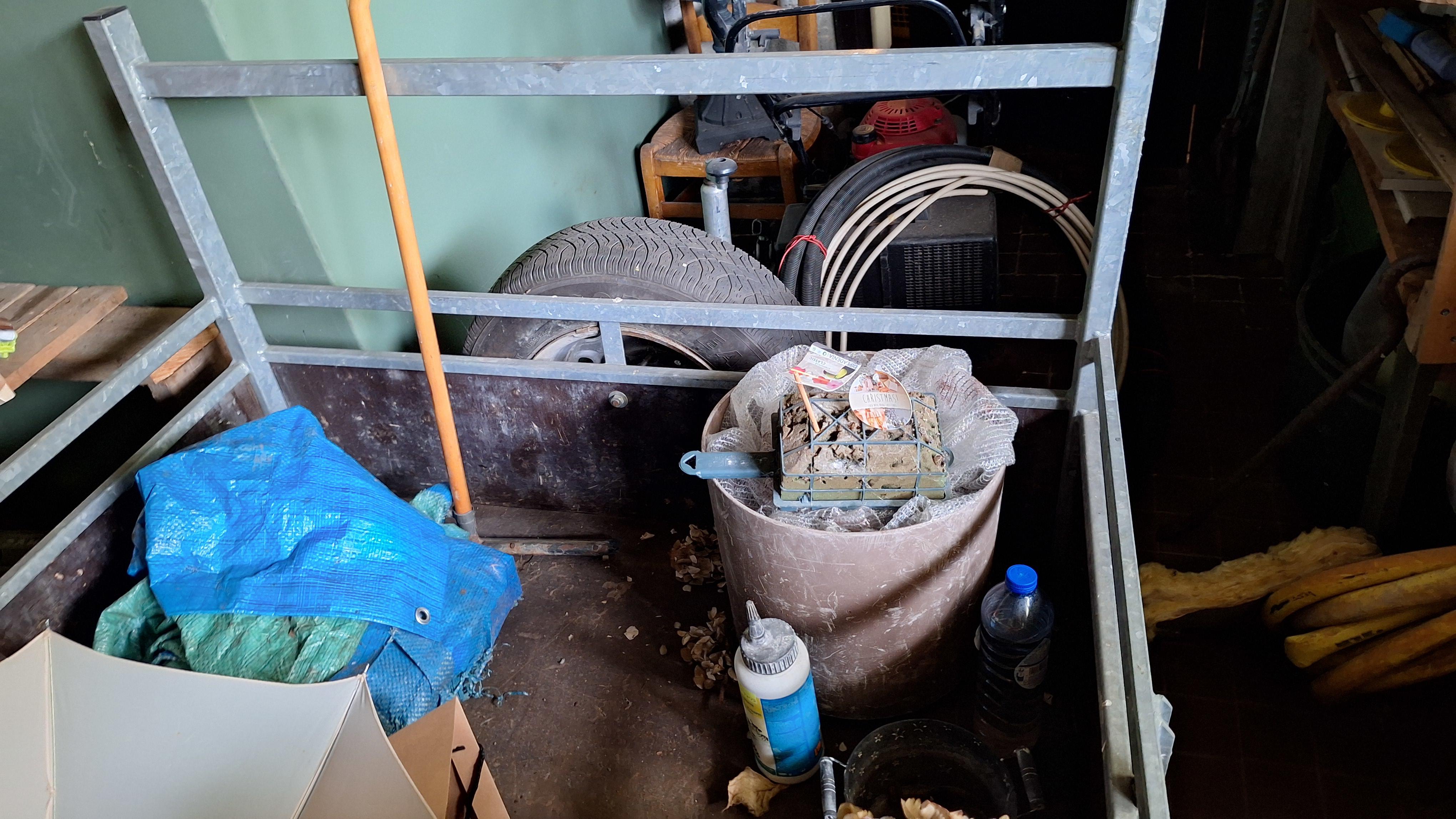 Enkelassige aanhangwagen met metalen zijborden gevuld met diverse spullen waaronder een parasol en snoeiafval pas op 1 band is plat – foto 6 – kavel bij Goeiendeal, Houthalen-Helch