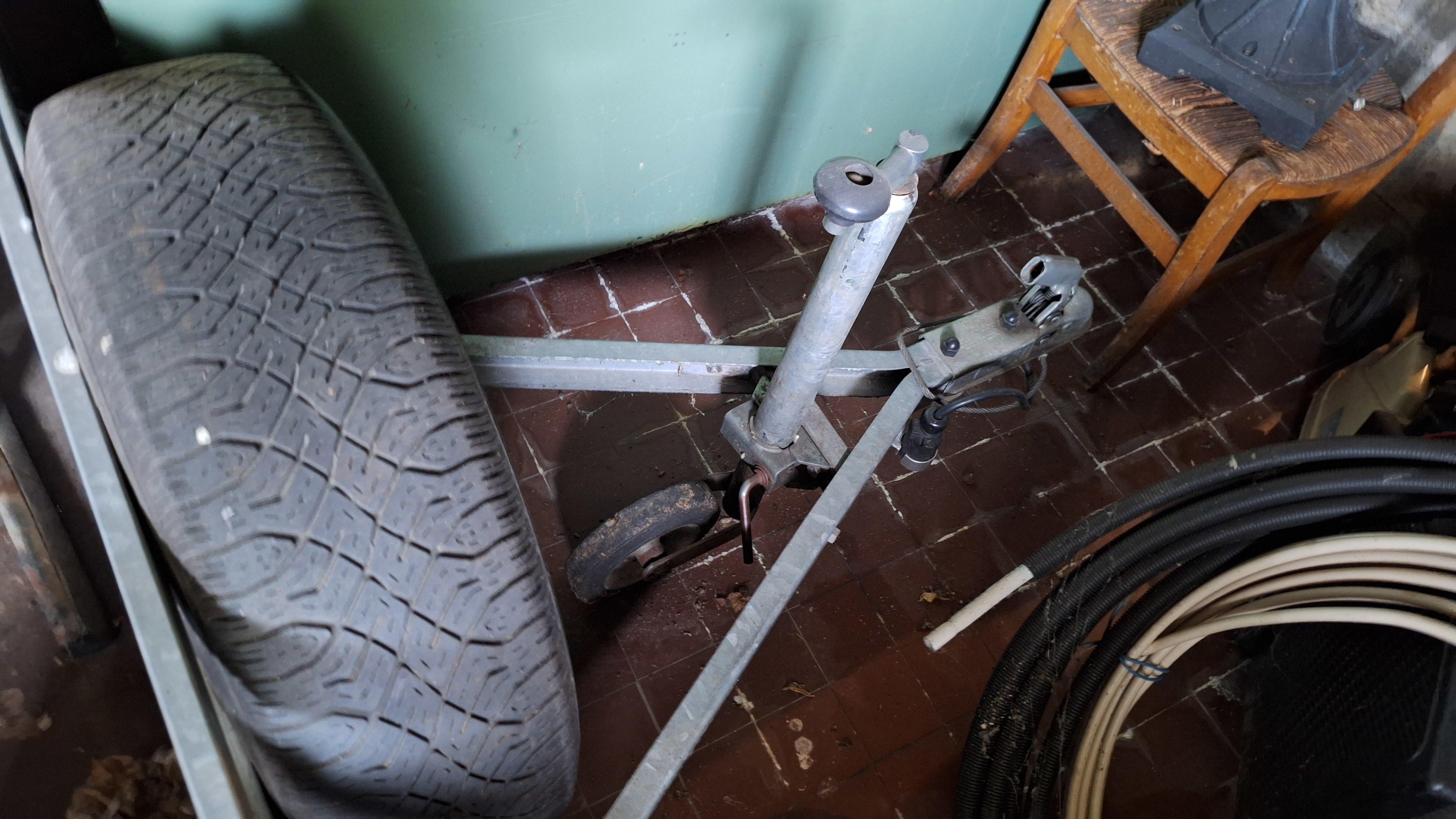 Enkelassige aanhangwagen met metalen zijborden gevuld met diverse spullen waaronder een parasol en snoeiafval pas op 1 band is plat – foto 7 – kavel bij Goeiendeal, Houthalen-Helch