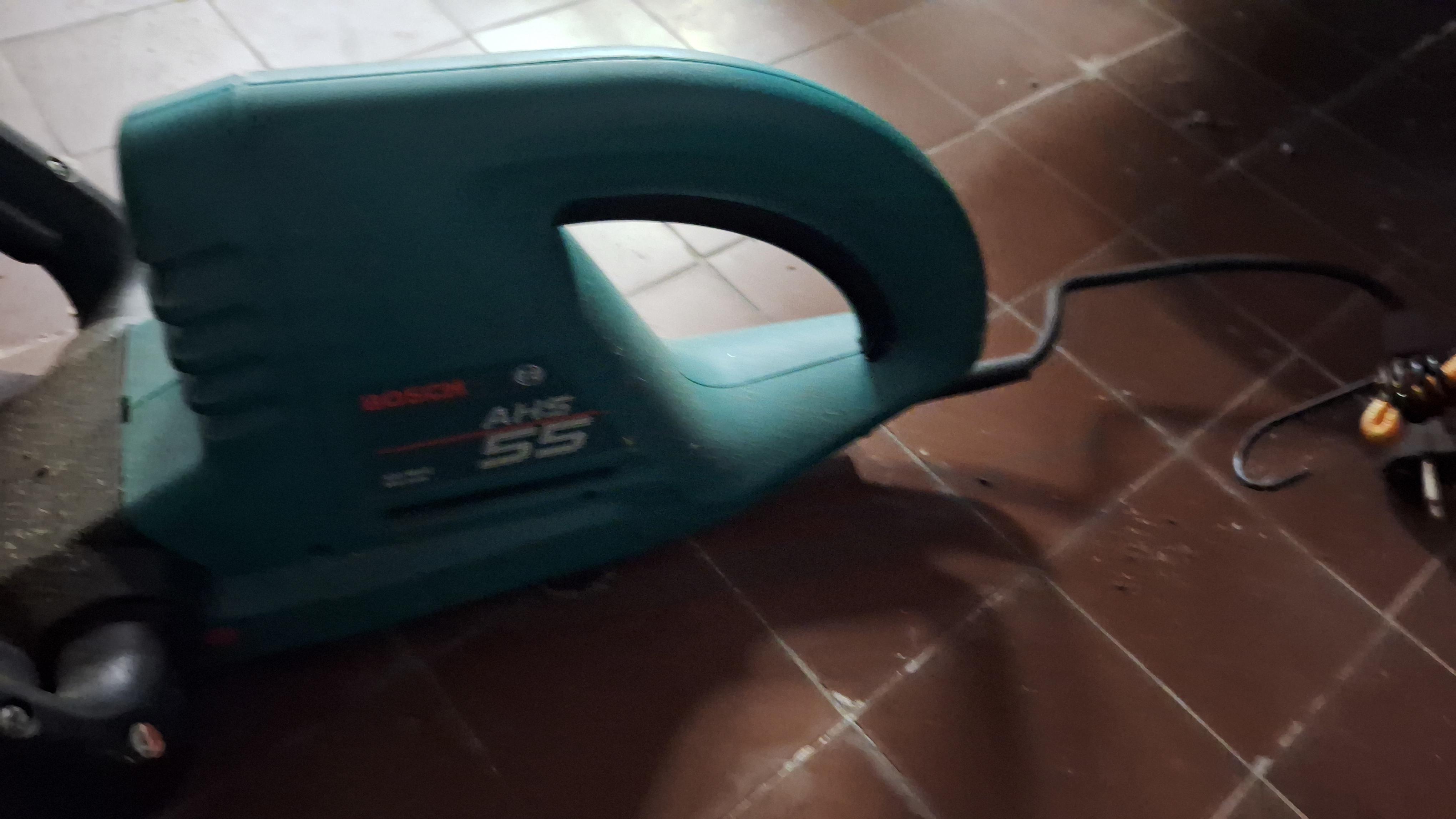 Bosch elektrische heggenschaar voorzien van een zwarte beschermkoker over het snijblad – foto 2 – kavel bij Goeiendeal, Houthalen-Helchteren