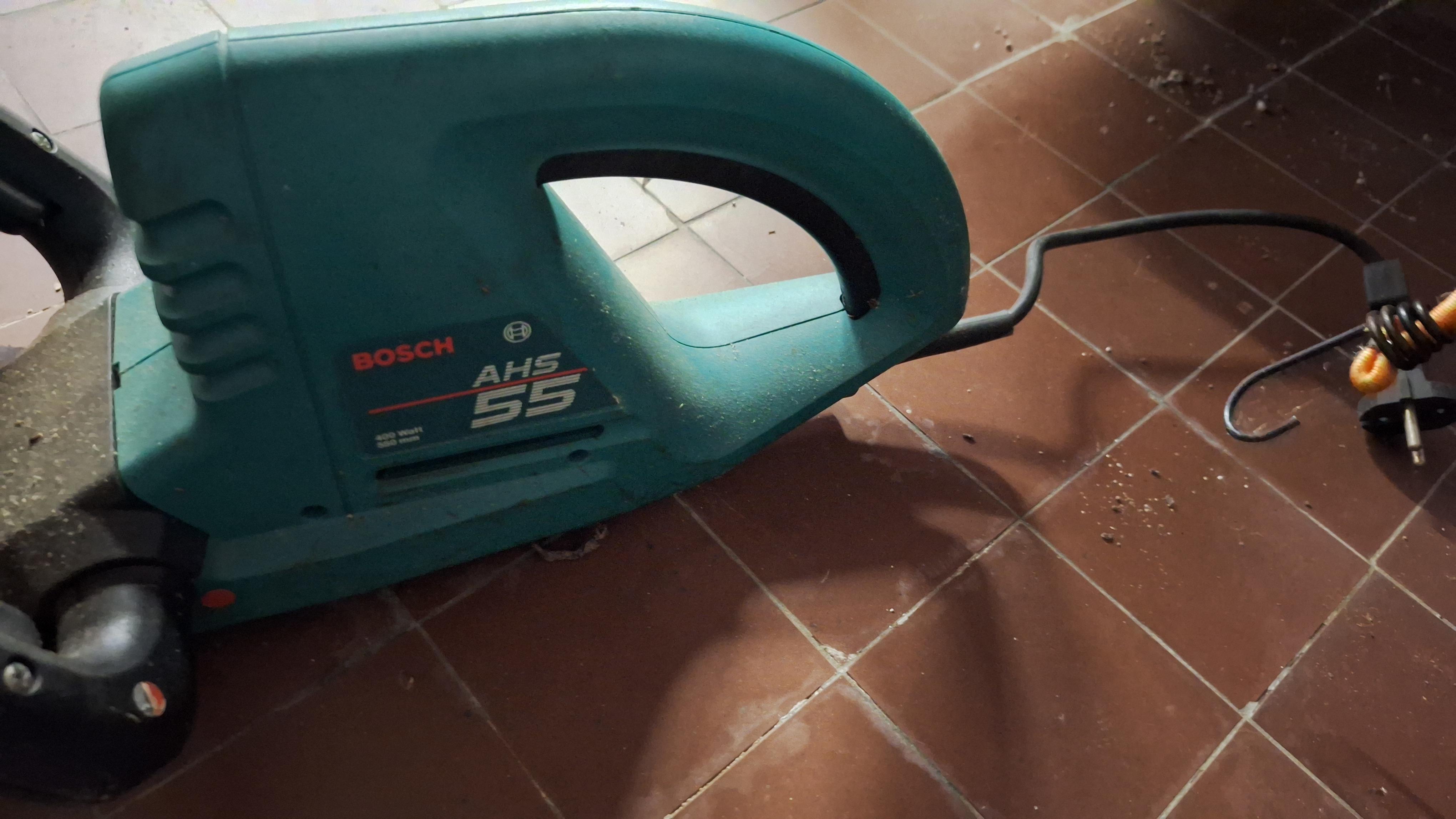 Bosch elektrische heggenschaar voorzien van een zwarte beschermkoker over het snijblad – foto 3 – kavel bij Goeiendeal, Houthalen-Helchteren