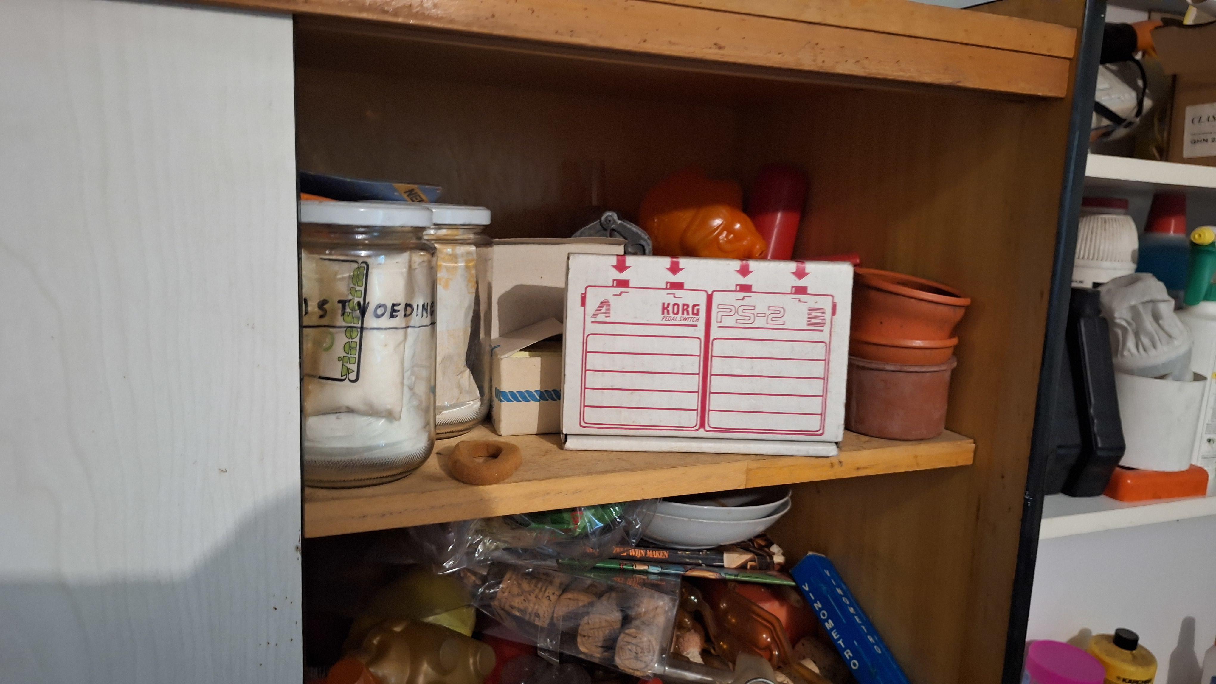 Inhoud Houten stellingkast gevuld met diverse huishoudelijke artikelen – foto 3 – kavel bij Goeiendeal, Houthalen-Helchteren
