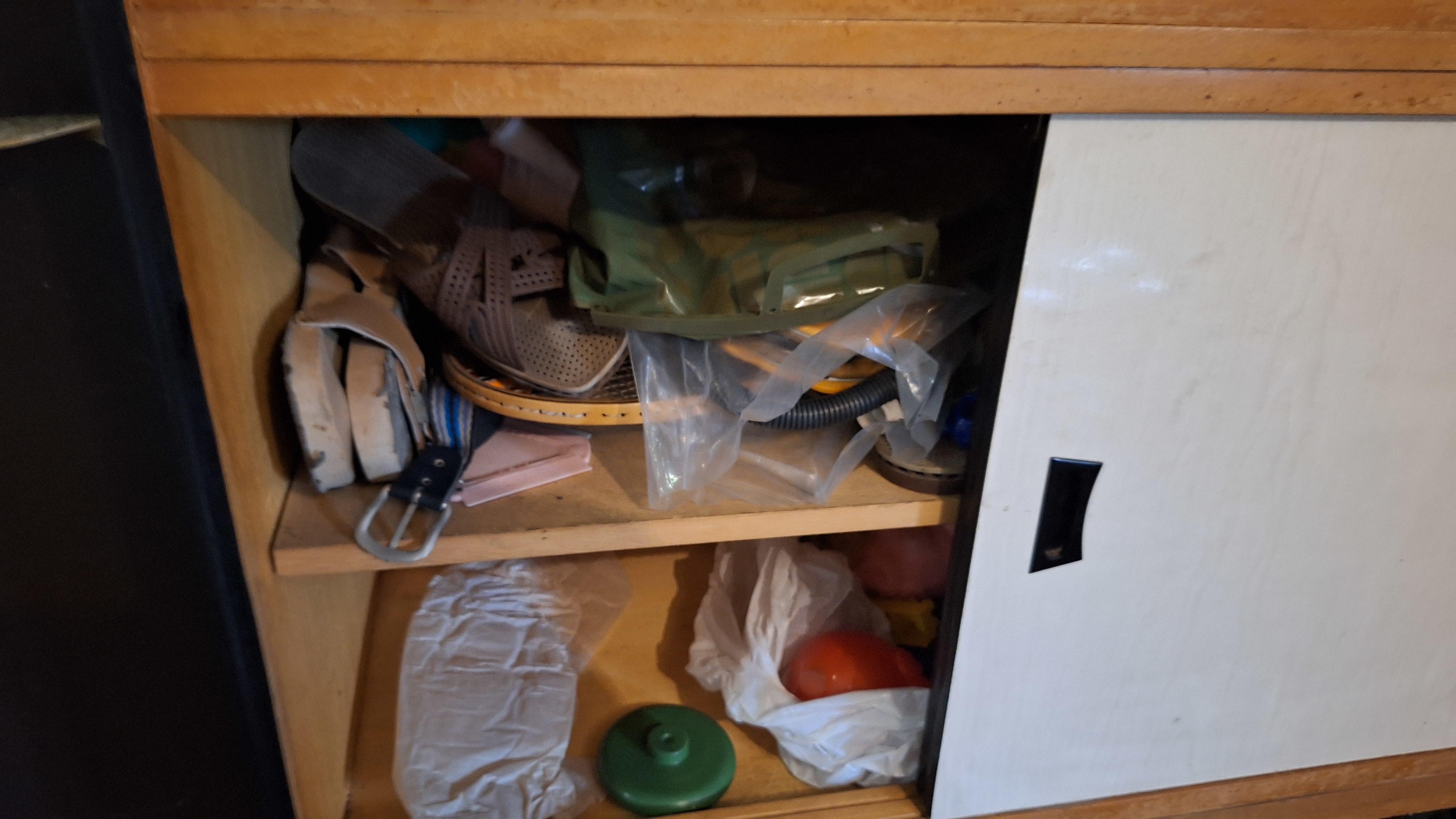 Inhoud Houten stellingkast gevuld met diverse huishoudelijke artikelen – foto 4 – kavel bij Goeiendeal, Houthalen-Helchteren