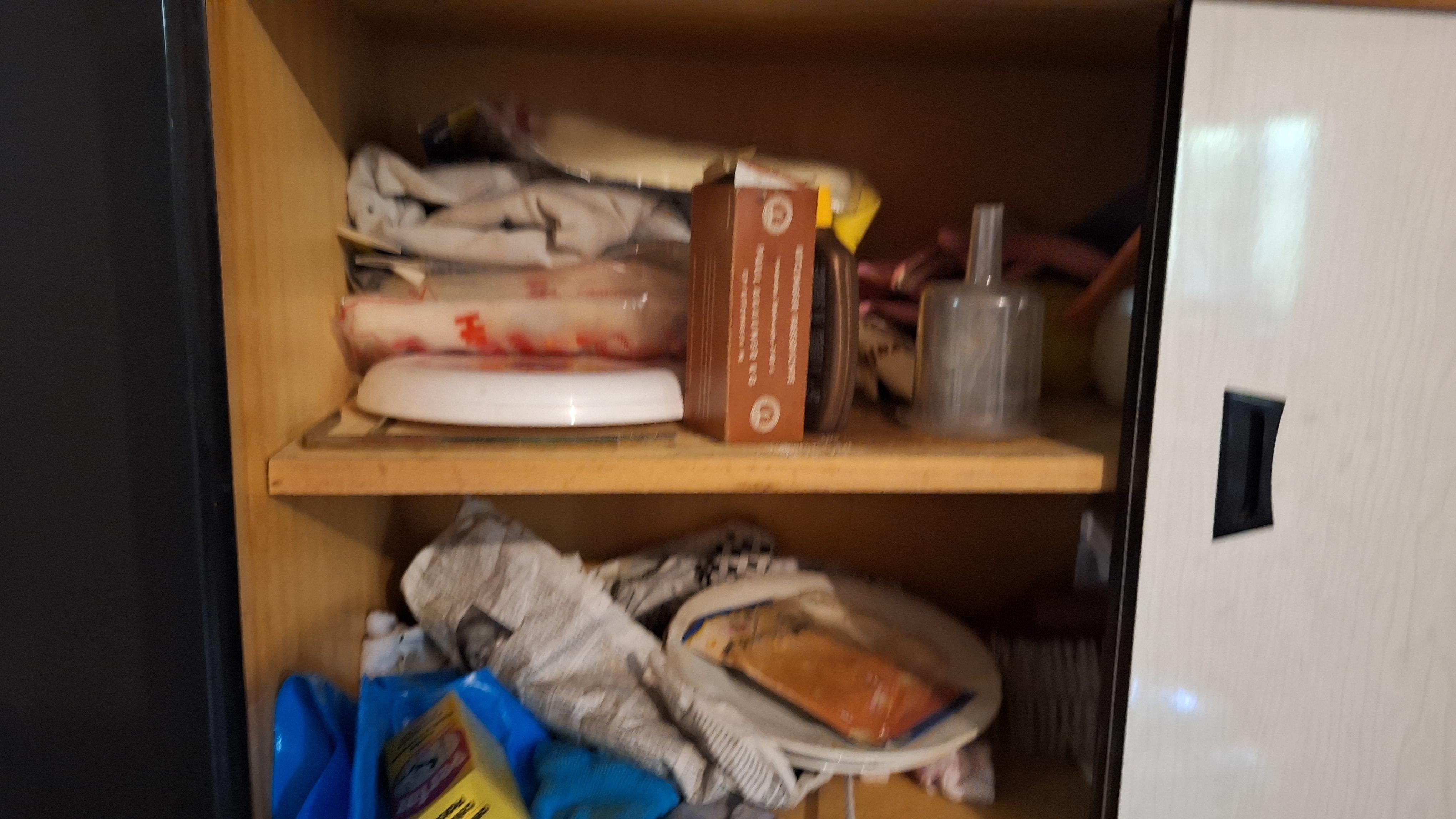 Inhoud Houten stellingkast gevuld met diverse huishoudelijke artikelen – foto 5 – kavel bij Goeiendeal, Houthalen-Helchteren