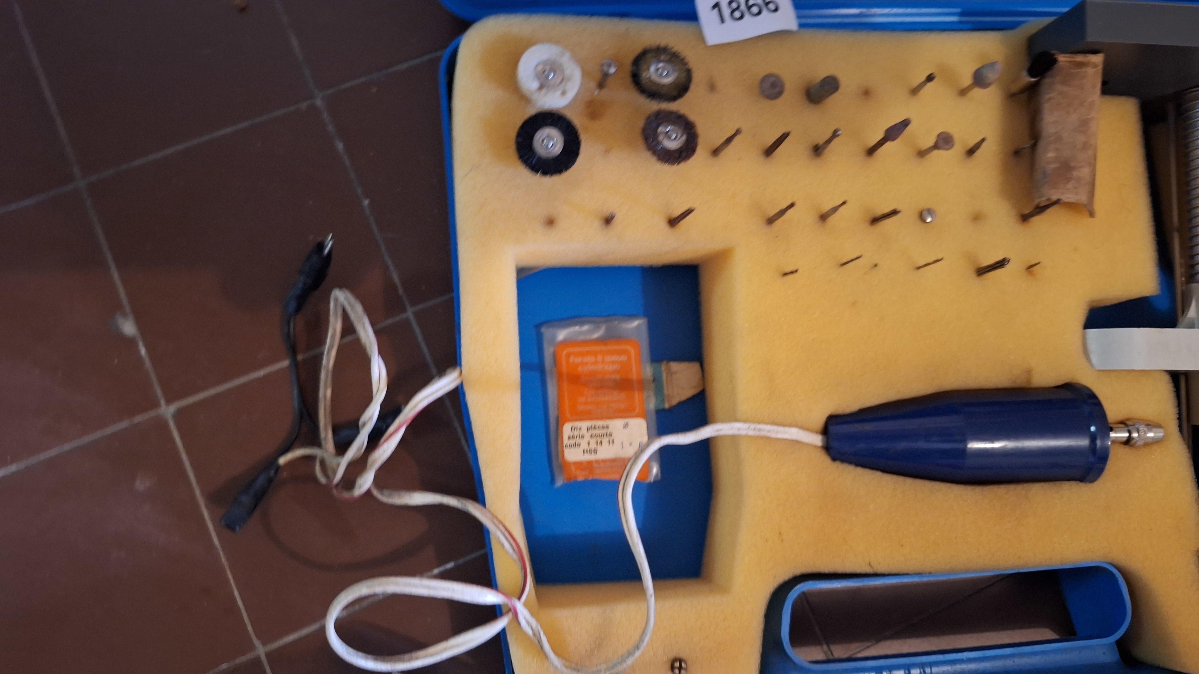 Blauwe kunststof koffer met een precisieboorset en diverse graveer-of slijpaccessoires in schuimrubberen inlay – foto 2 – kavel bij Goeiendeal, Houthalen-Helchteren