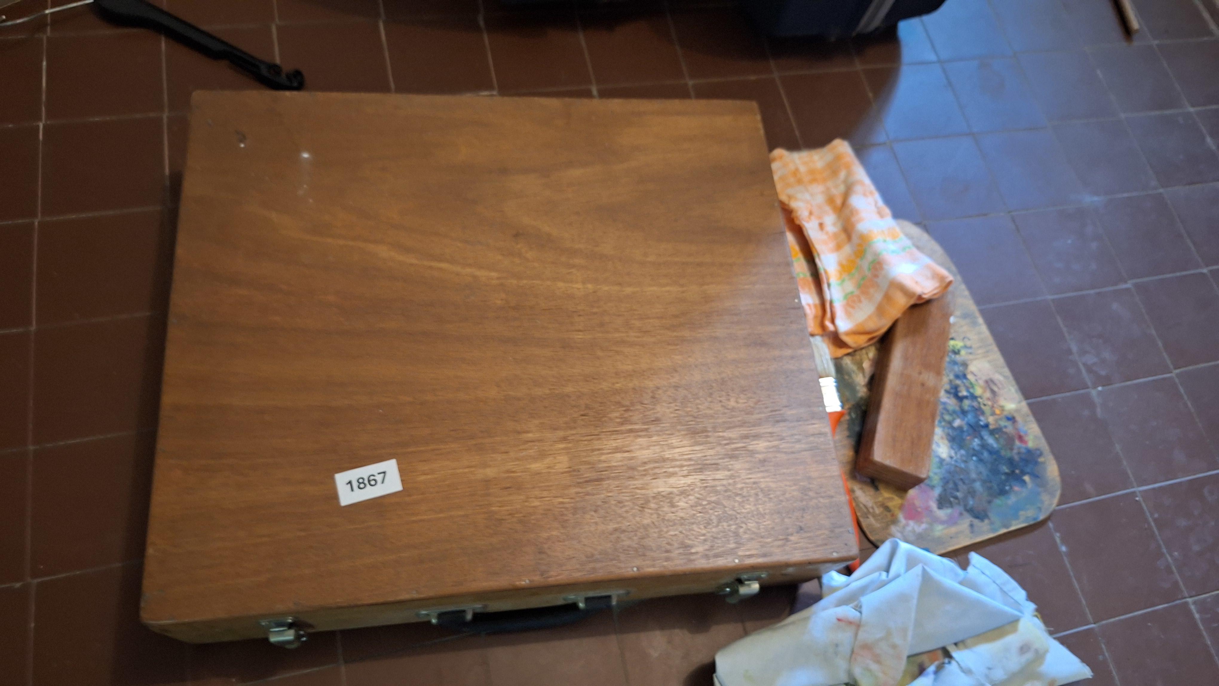 Houten schilderskist gevuld met diverse tubes olieverf, penselen, paletmes en een bijbehorend houten schilderspalet – foto 3 – kavel bij Goeiendeal, Houthalen-Helchteren