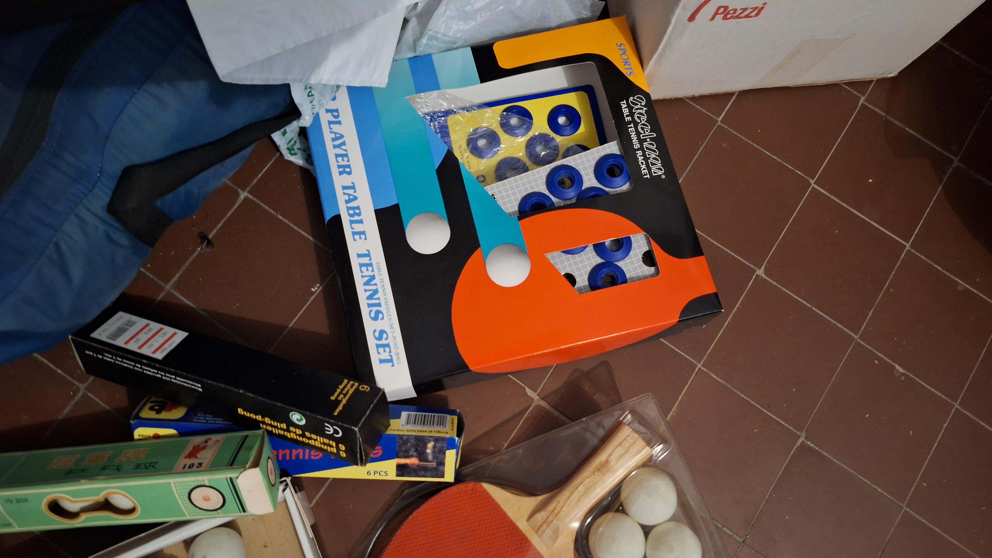 Uitgebreide partij tafeltennisbenodigdheden waaronder diverse pingpongbatjes, pingpongballen en een Halex Clubman netset – foto 3 – kavel bij Goeiendeal, Houthalen-Helchteren