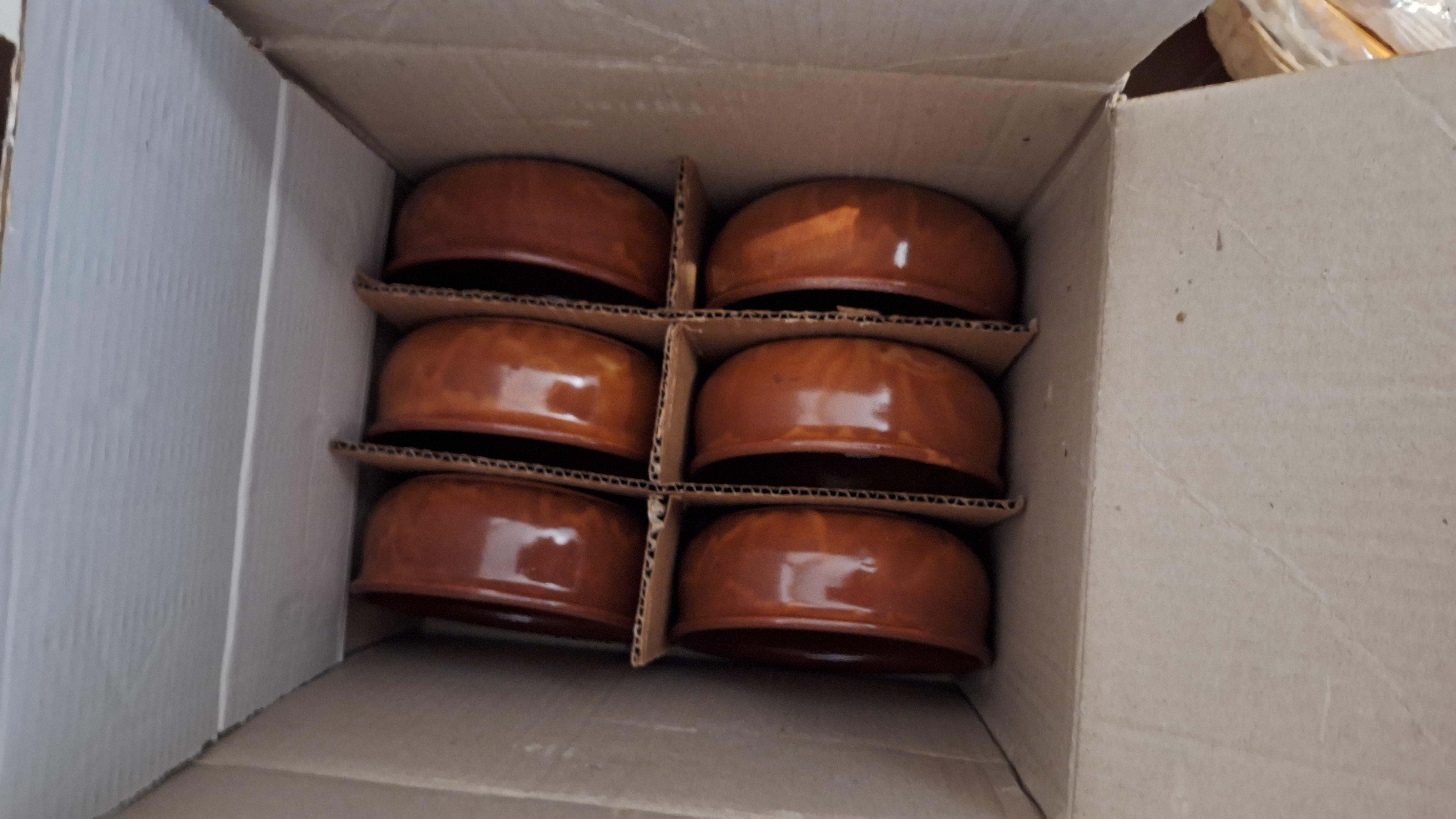 Kartonnen doos gevuld met diverse bruine aardewerken ovenschaaltjes of tapasschaaltjes – foto 2 – kavel bij Goeiendeal, Houthalen-Helchteren