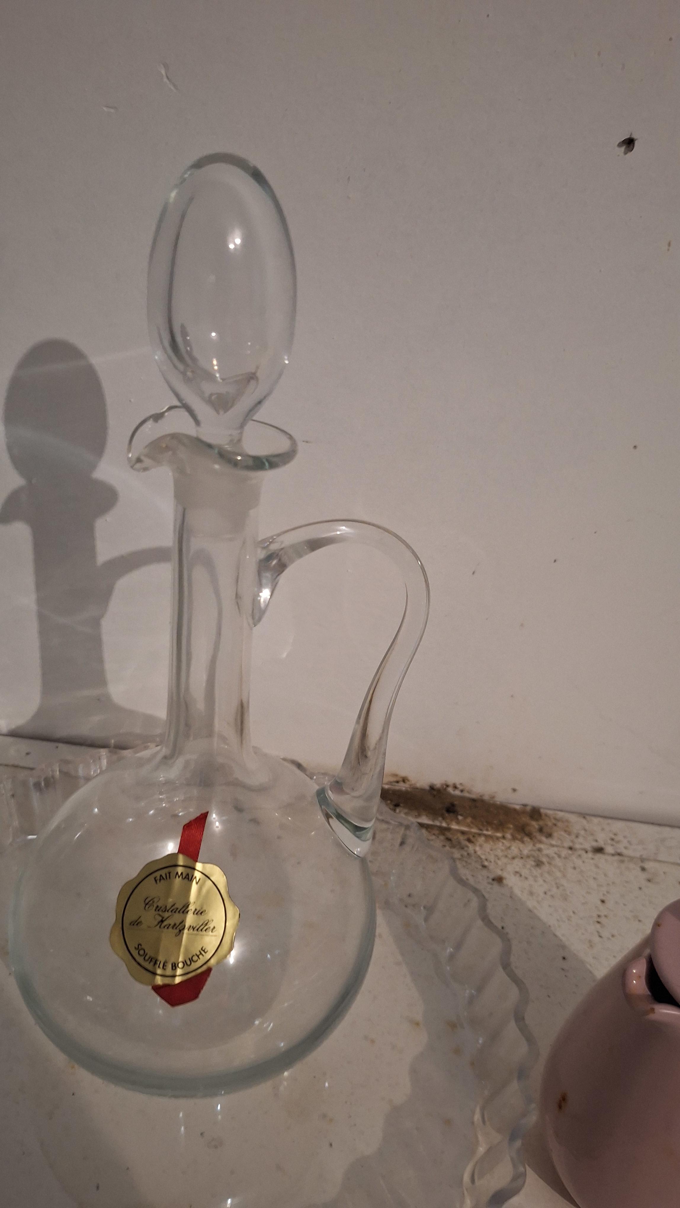 Glazen karaf met stop geplaatst op een glazen presenteerschaal samen met een roze porseleinen suikerpotje – foto 2 – kavel bij Goeiendeal, Houthalen-Helchteren