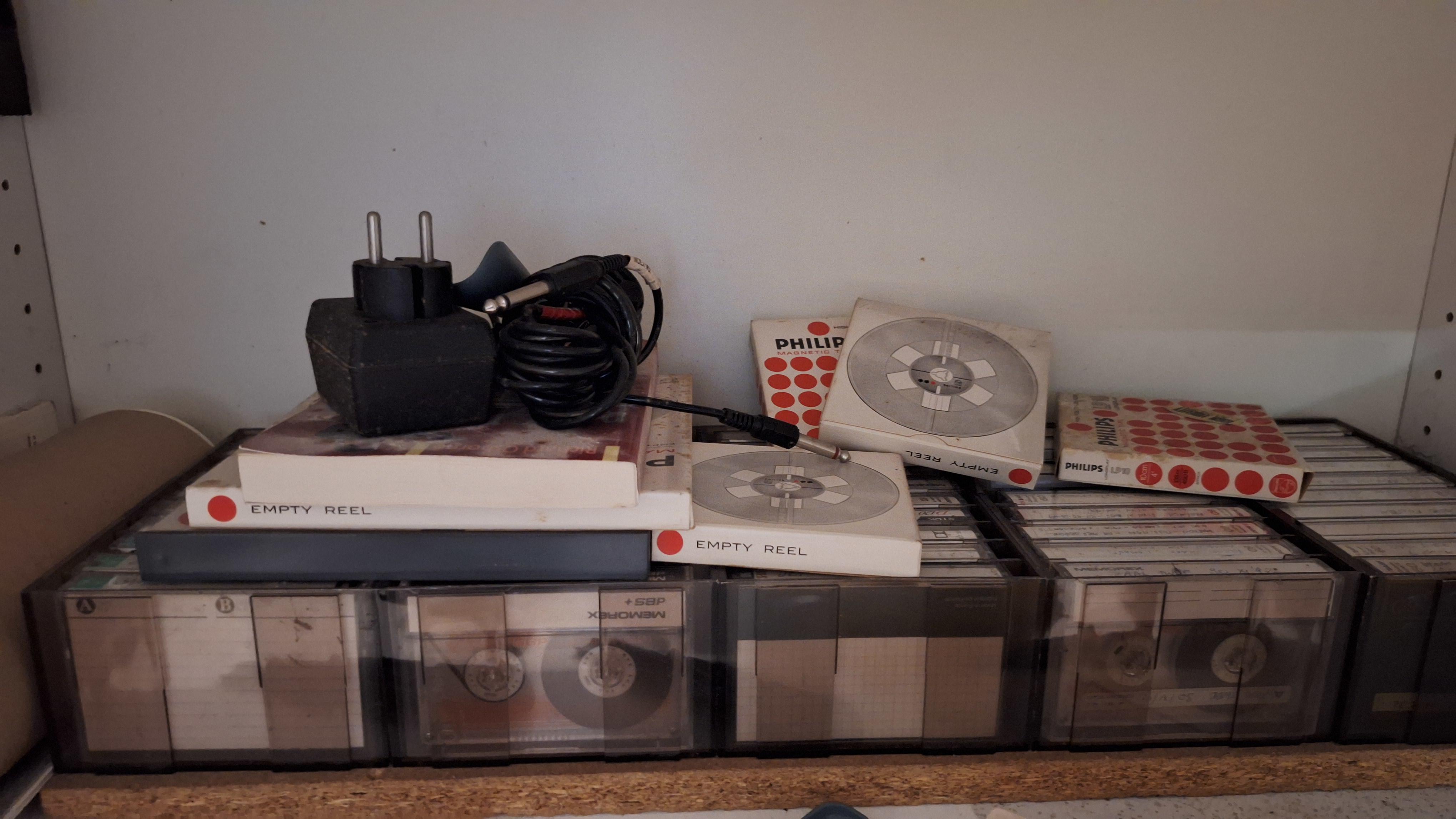 Verzameling van diverse magneetoofbanden en lege spoelen van Philips op een kastplank – foto 3 – kavel bij Goeiendeal, Houthalen-Helchteren