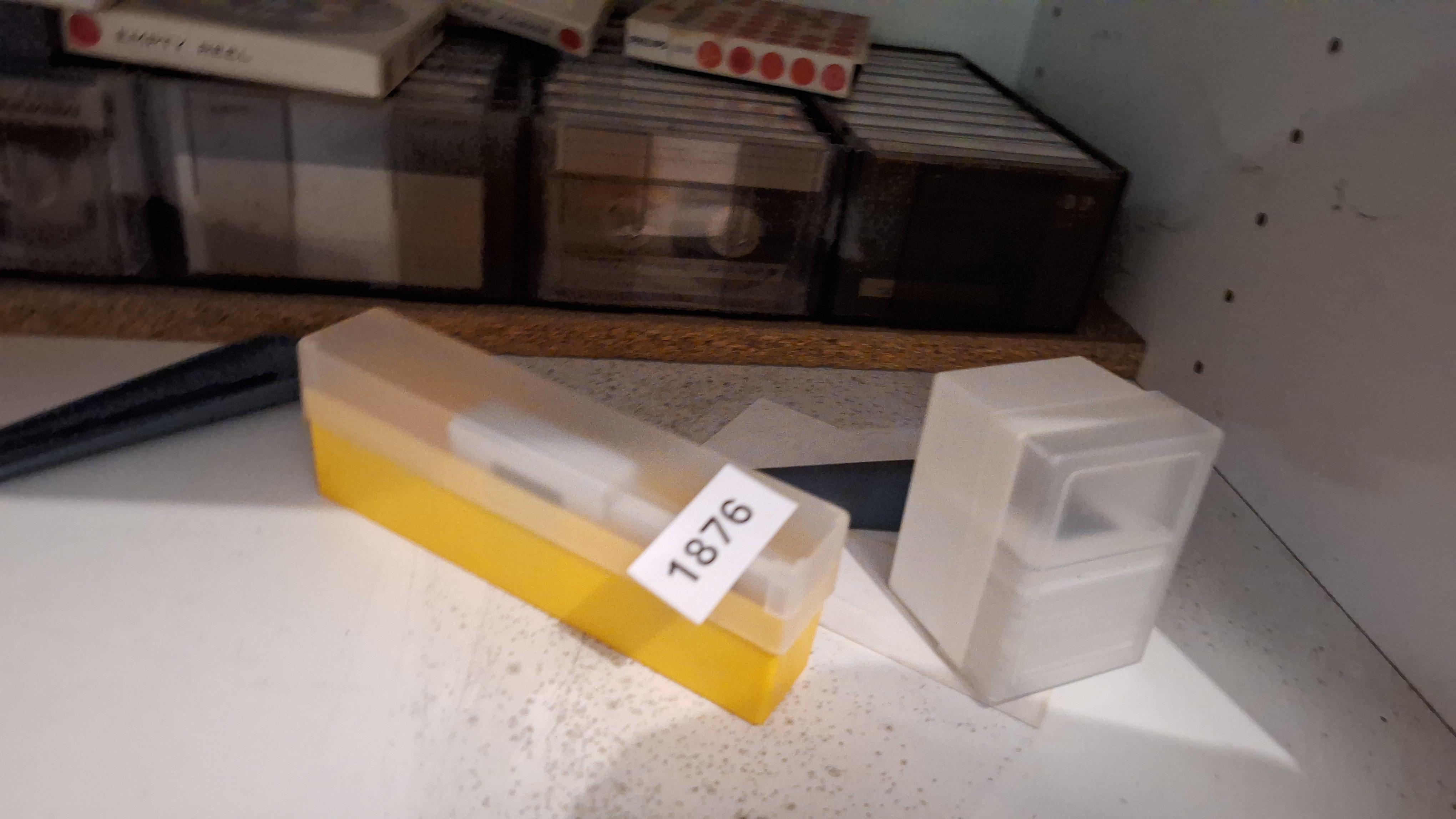 Verzameling van diverse magneetoofbanden en lege spoelen van Philips op een kastplank – foto 4 – kavel bij Goeiendeal, Houthalen-Helchteren