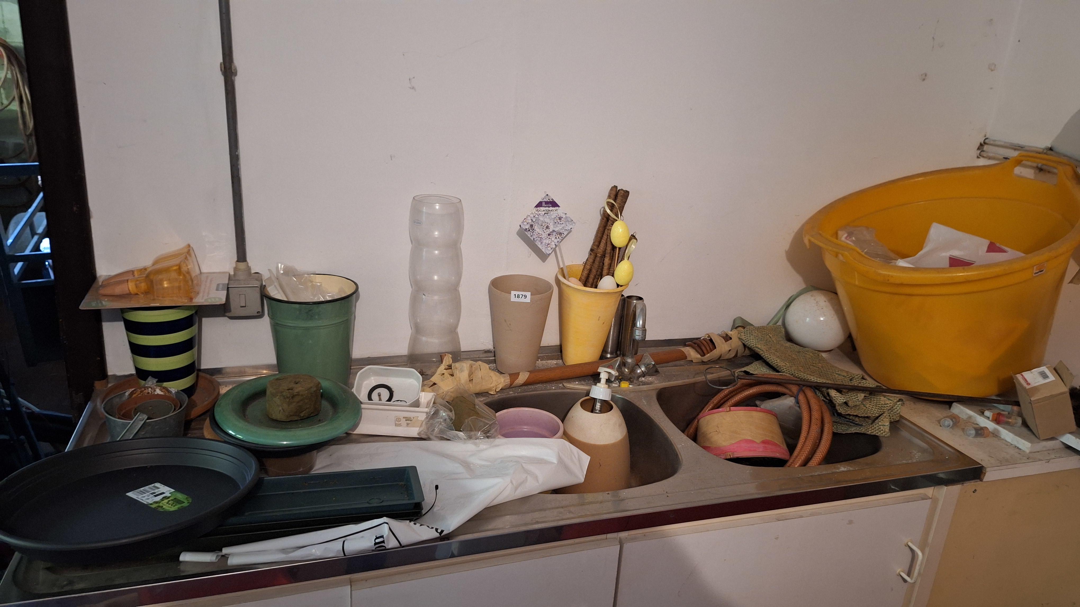Grote partij diverse vazen, bloempotten, plantenschalen en tuinslangen rondom een dubbele gootsteen – kavel bij Goeiendeal, Houthalen-Helchteren