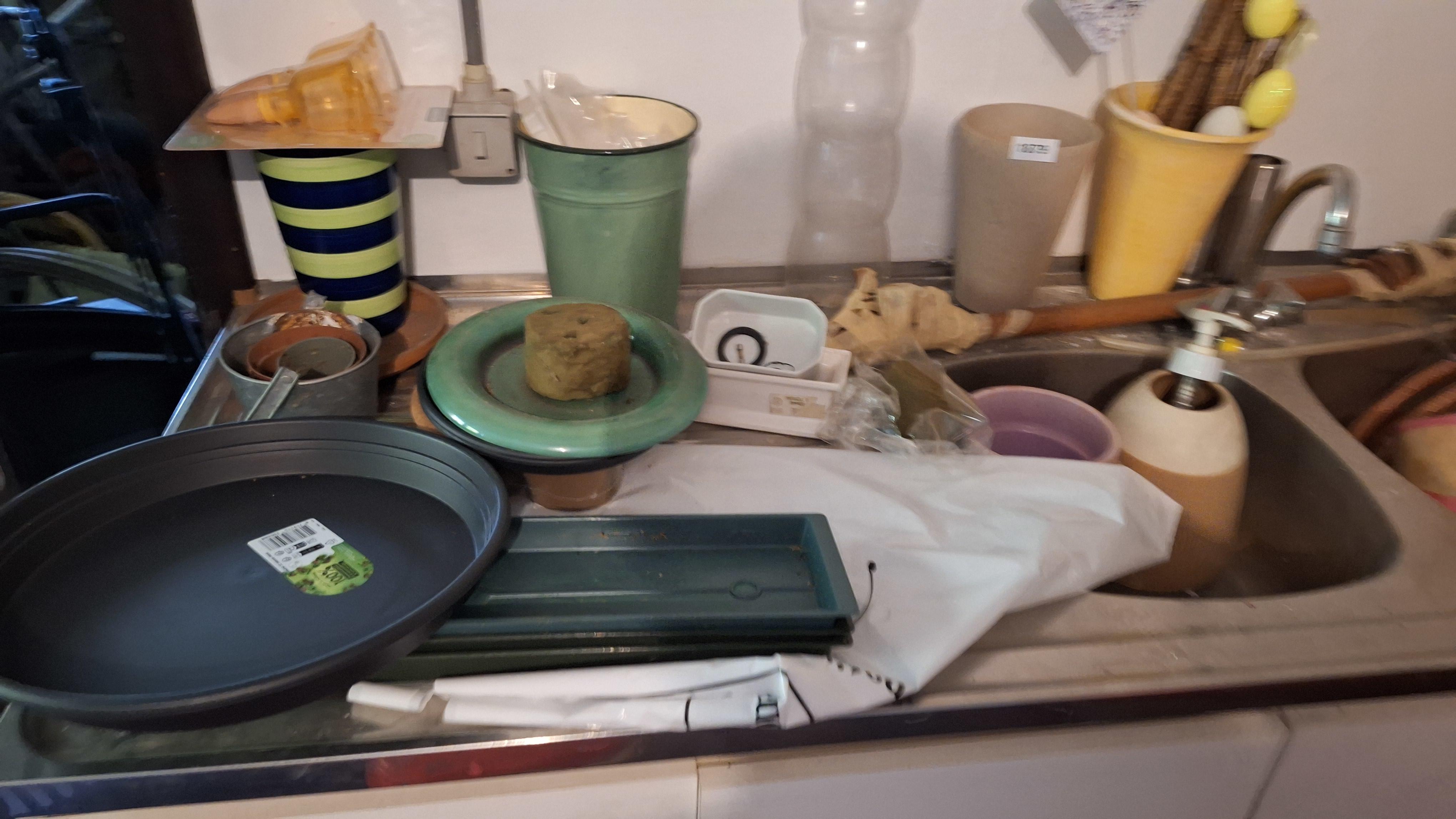 Grote partij diverse vazen, bloempotten, plantenschalen en tuinslangen rondom een dubbele gootsteen – foto 2 – kavel bij Goeiendeal, Houthalen-Helchteren