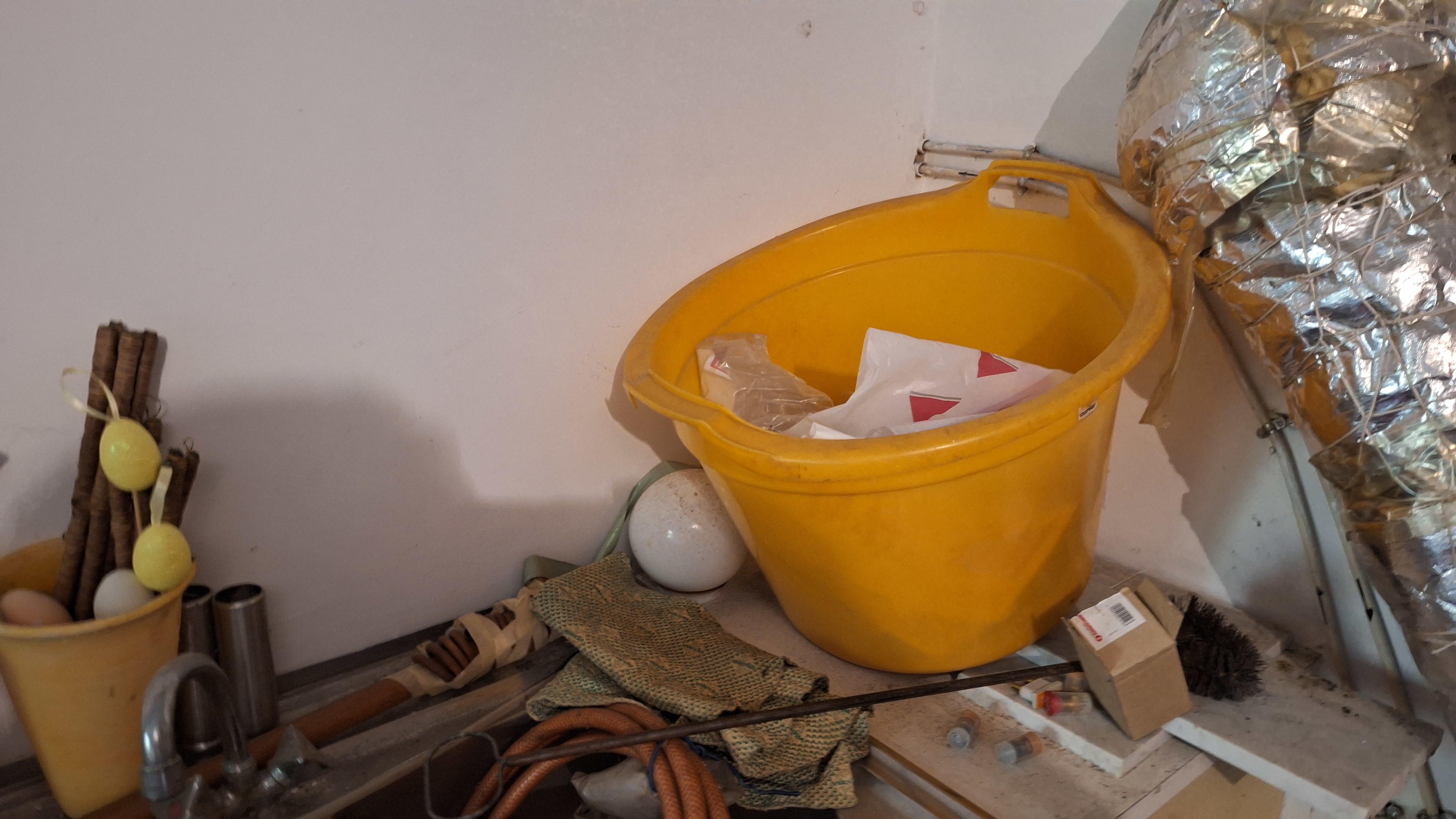Grote partij diverse vazen, bloempotten, plantenschalen en tuinslangen rondom een dubbele gootsteen – foto 3 – kavel bij Goeiendeal, Houthalen-Helchteren