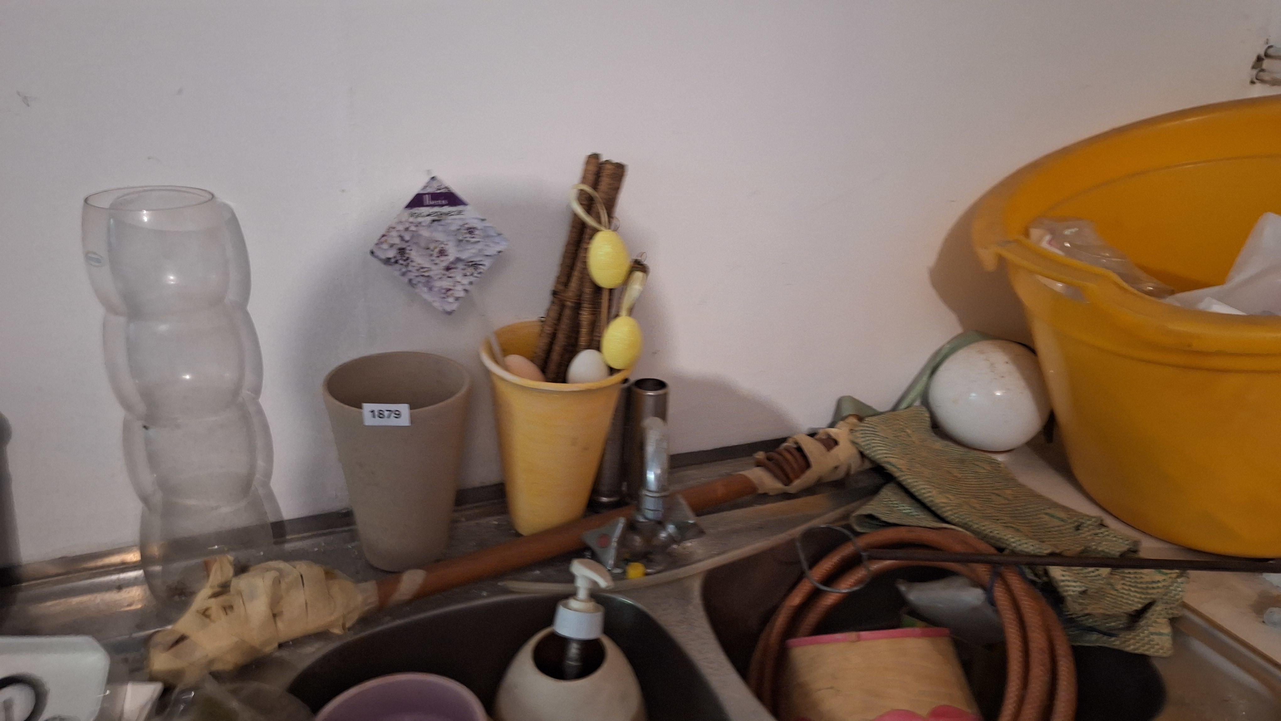 Grote partij diverse vazen, bloempotten, plantenschalen en tuinslangen rondom een dubbele gootsteen – foto 4 – kavel bij Goeiendeal, Houthalen-Helchteren