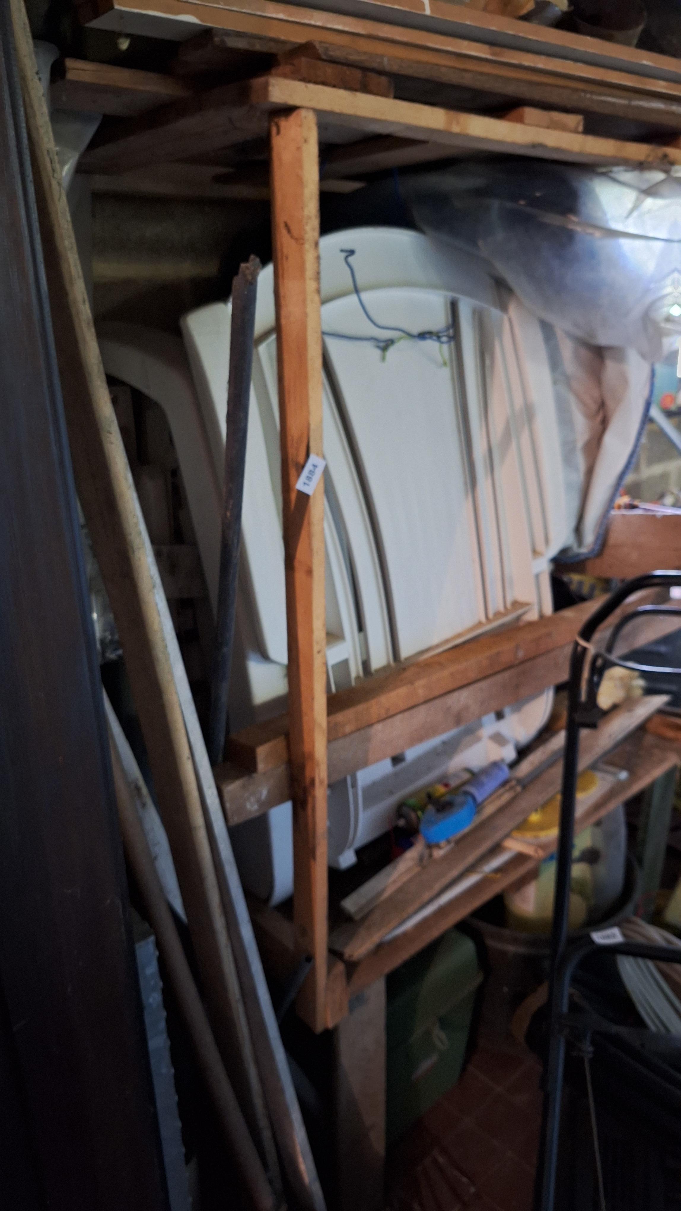 Stapel witte kunststof tuinstoelen opgeborgen in een houten stellingrek en hout – kavel bij Goeiendeal, Houthalen-Helchteren
