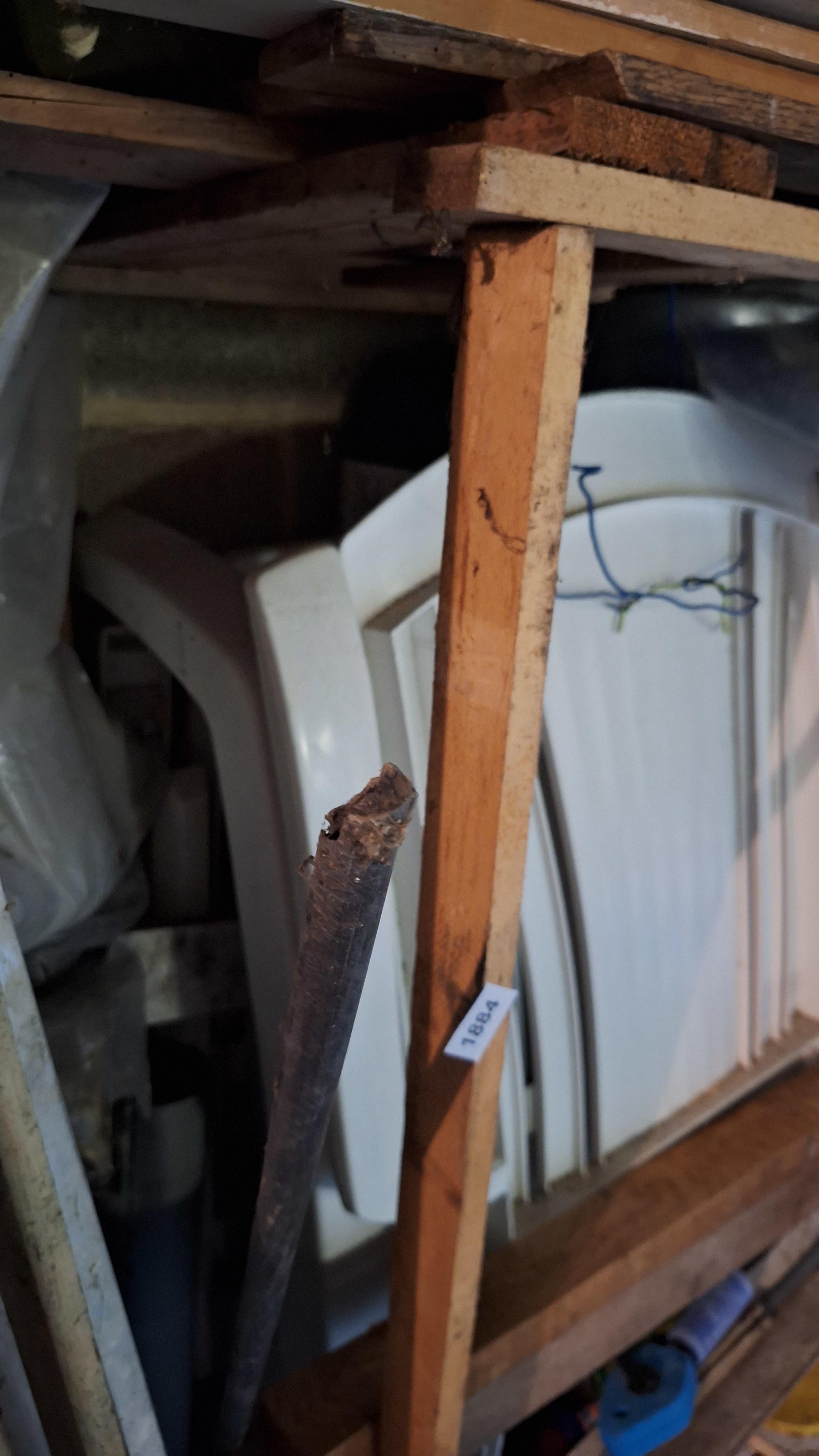 Stapel witte kunststof tuinstoelen opgeborgen in een houten stellingrek en hout – foto 2 – kavel bij Goeiendeal, Houthalen-Helchteren