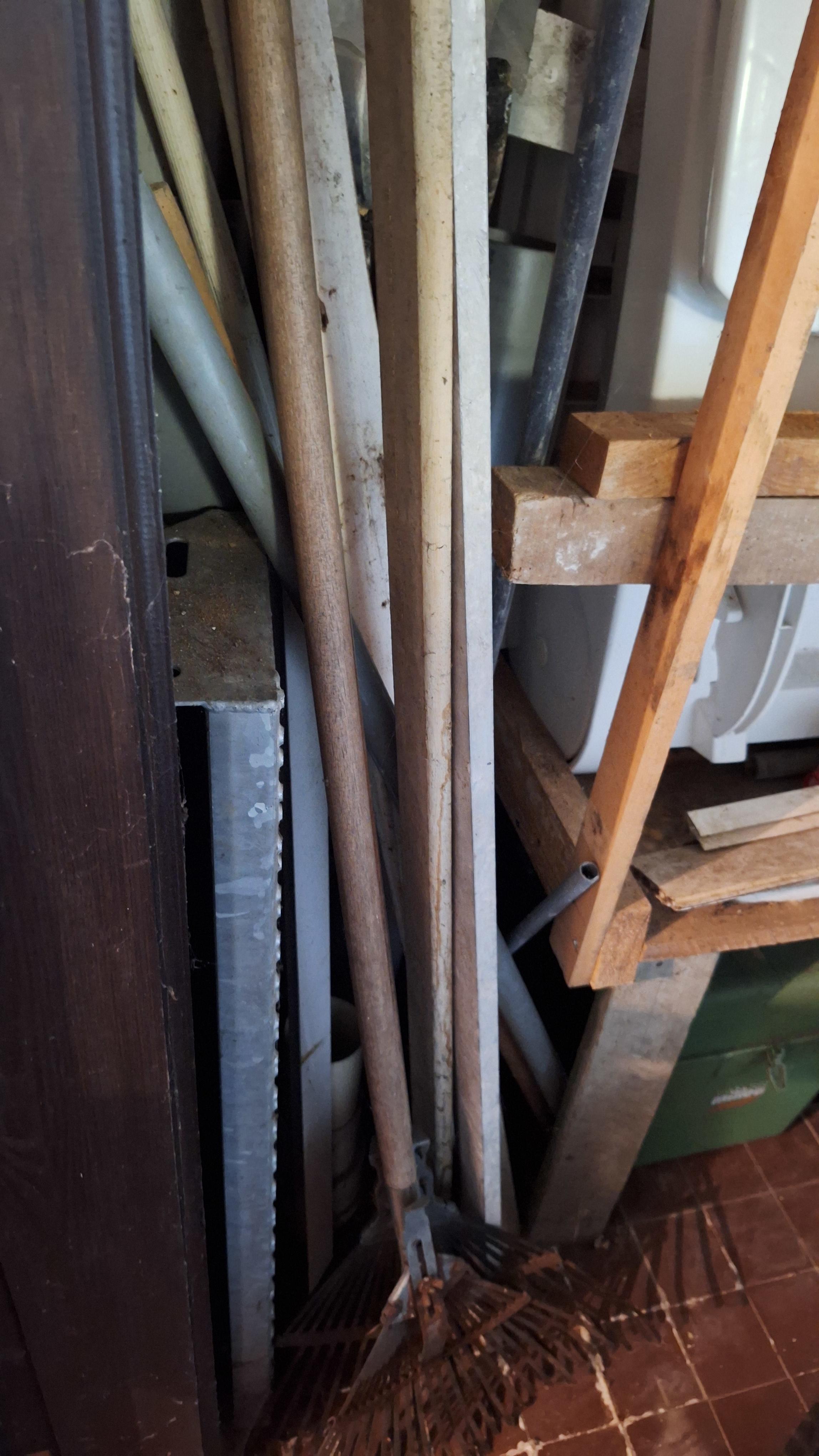 Stapel witte kunststof tuinstoelen opgeborgen in een houten stellingrek en hout – foto 3 – kavel bij Goeiendeal, Houthalen-Helchteren