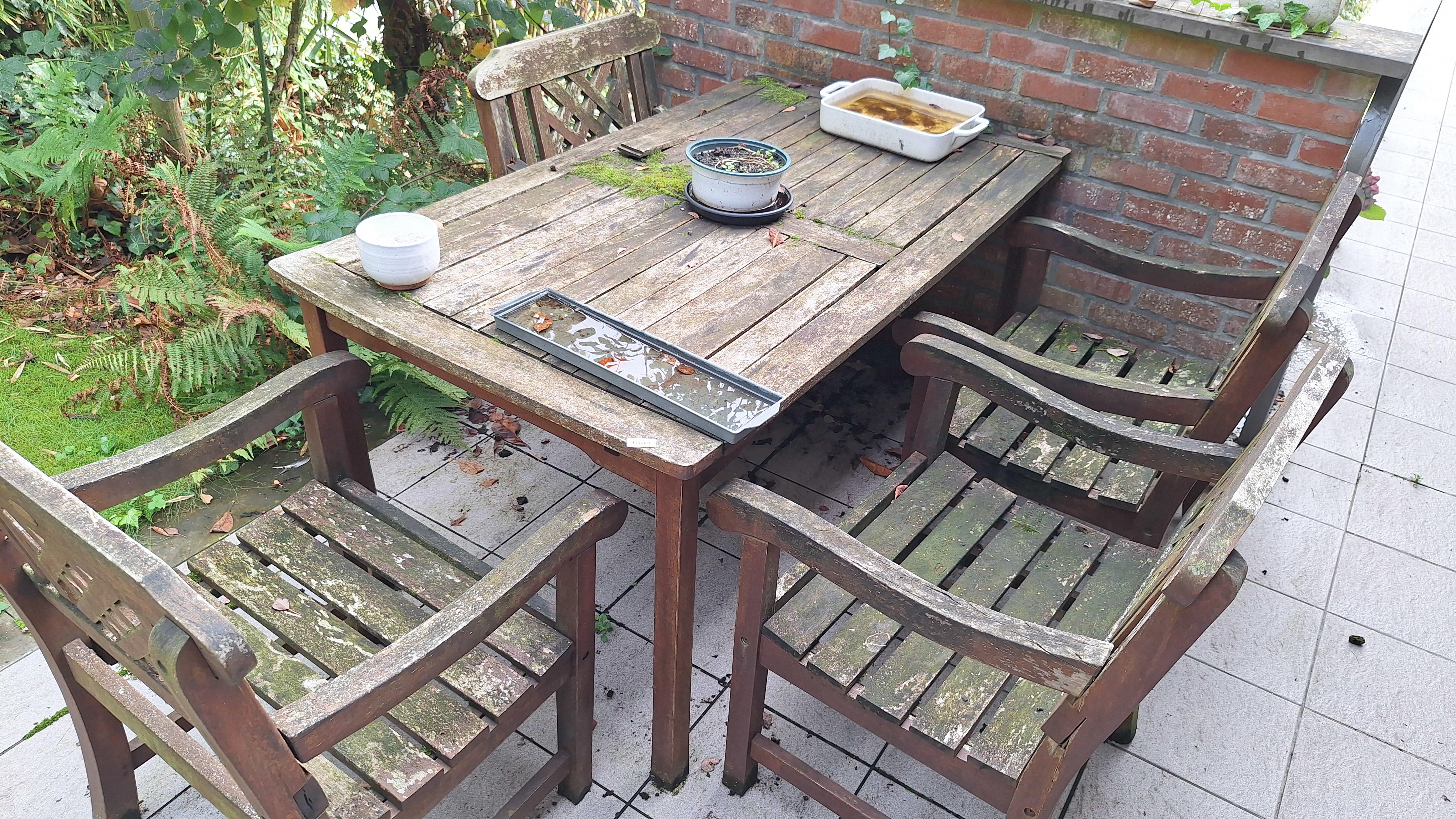 Houten tuintafel inclusief vier bijbehorende houten tuinstoelen met sporen van mosgroene aanslag – kavel bij Goeiendeal, Houthalen-Helchteren