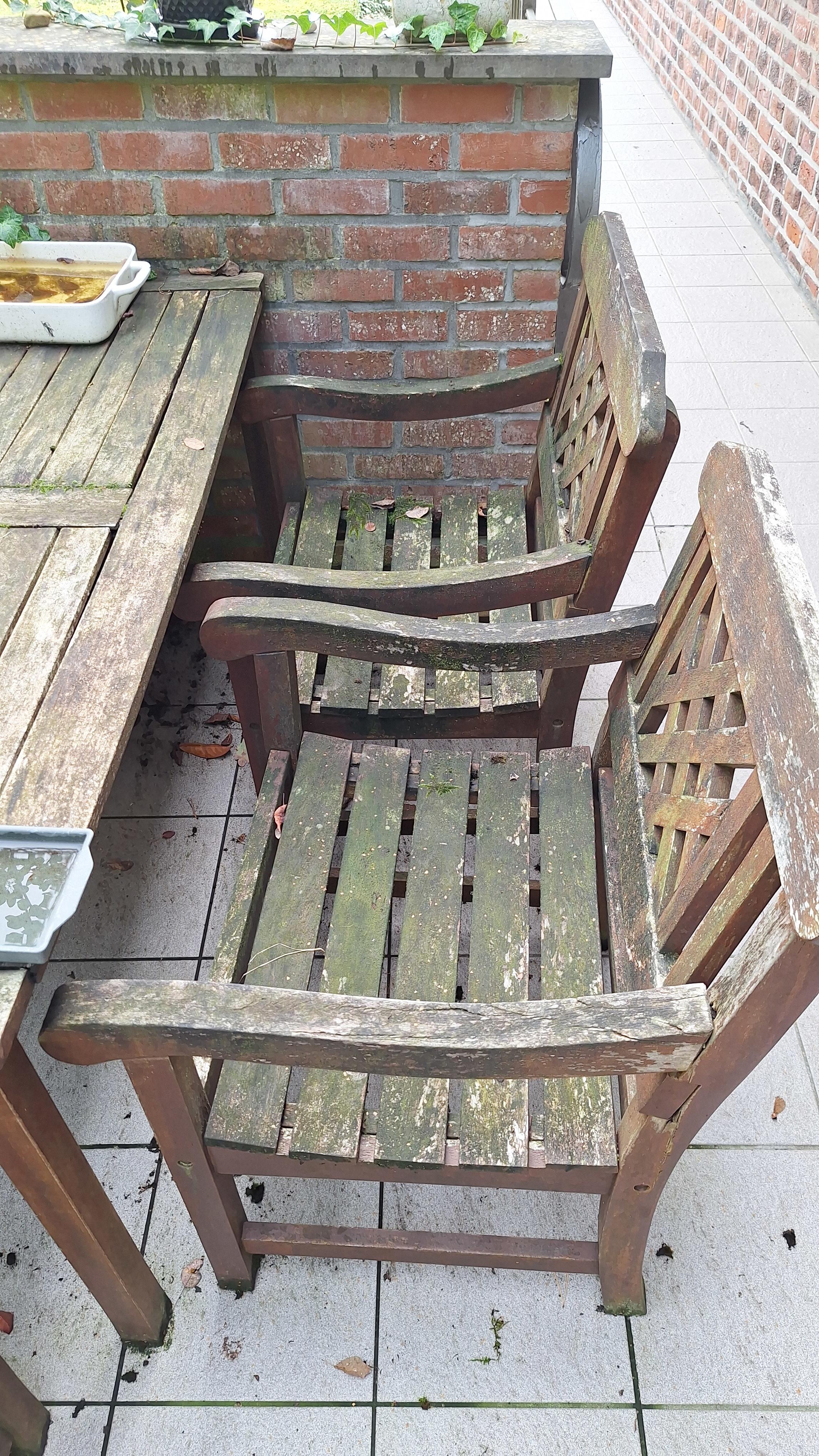 Houten tuintafel inclusief vier bijbehorende houten tuinstoelen met sporen van mosgroene aanslag – foto 2 – kavel bij Goeiendeal, Houthalen-Helchteren