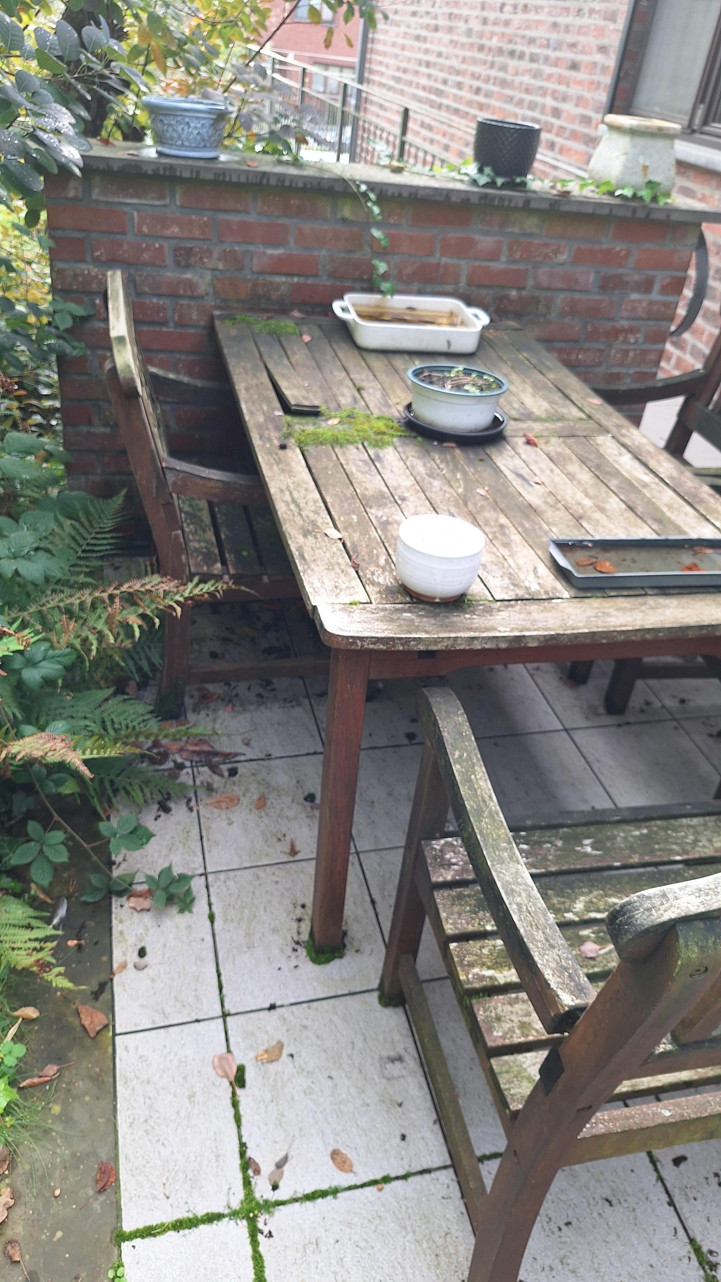 Houten tuintafel inclusief vier bijbehorende houten tuinstoelen met sporen van mosgroene aanslag – foto 3 – kavel bij Goeiendeal, Houthalen-Helchteren