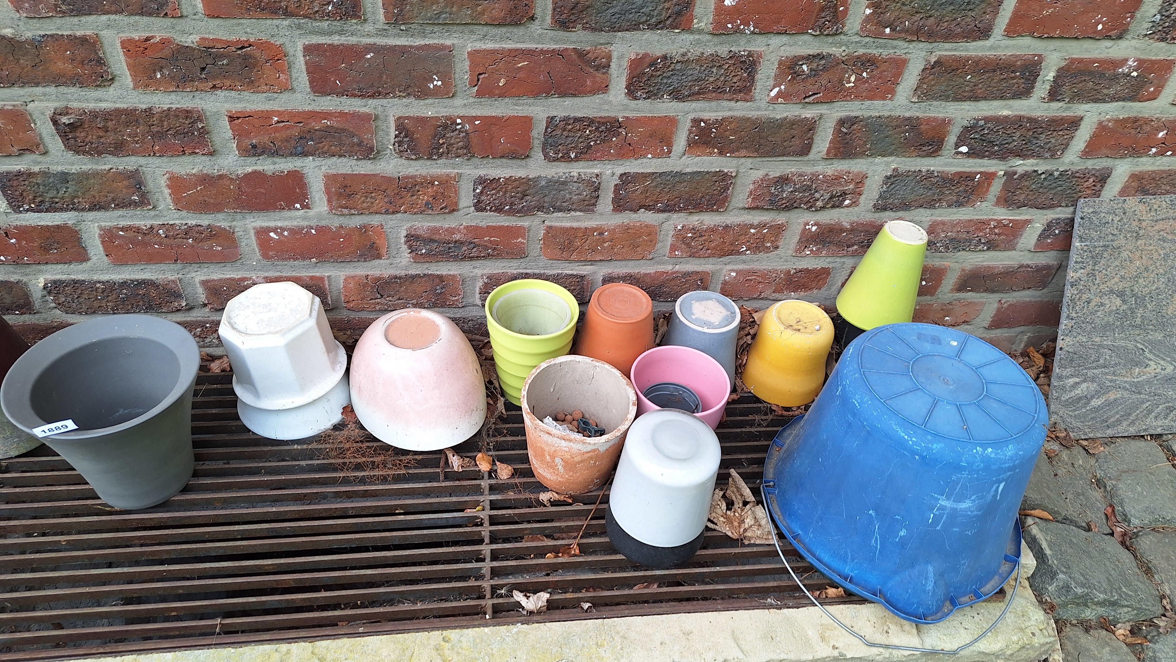 Verzameling van diverse kunststof bloempotten, emmers en een kleine handtroffel – foto 2 – kavel bij Goeiendeal, Houthalen-Helchteren
