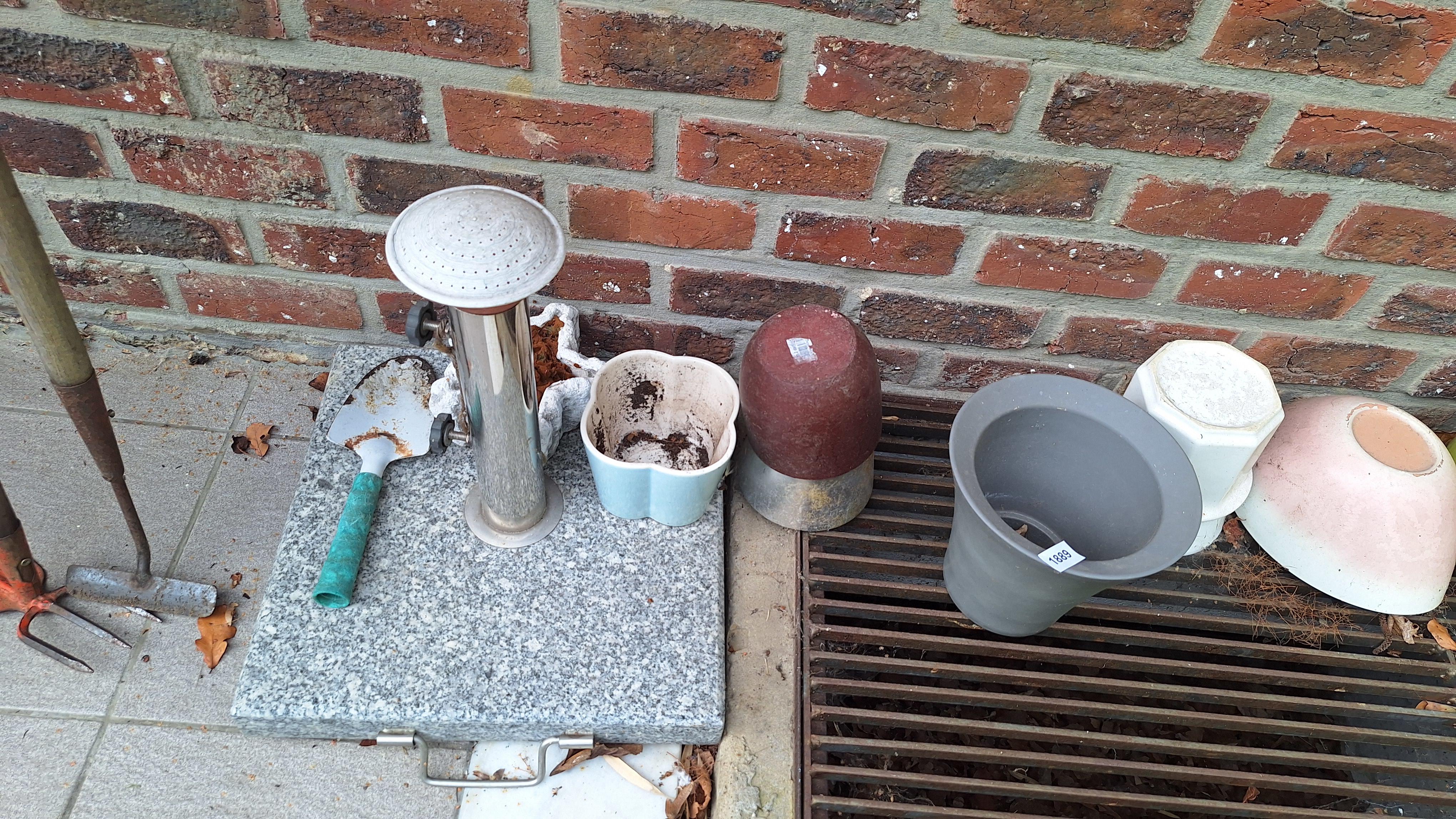 Verzameling van diverse kunststof bloempotten, emmers en een kleine handtroffel – foto 3 – kavel bij Goeiendeal, Houthalen-Helchteren